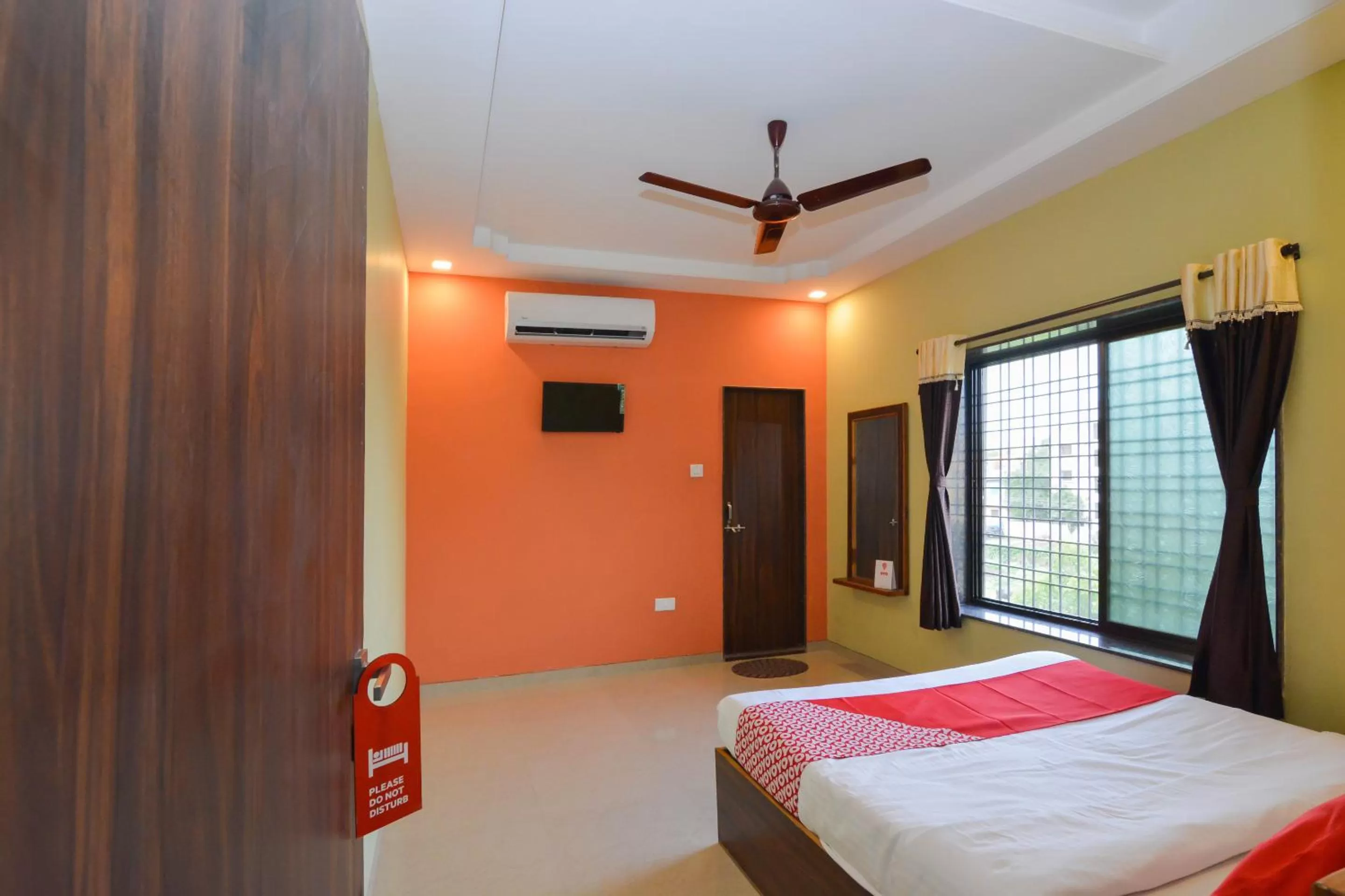 Photo of the whole room, Bed in Sukrangu Palace