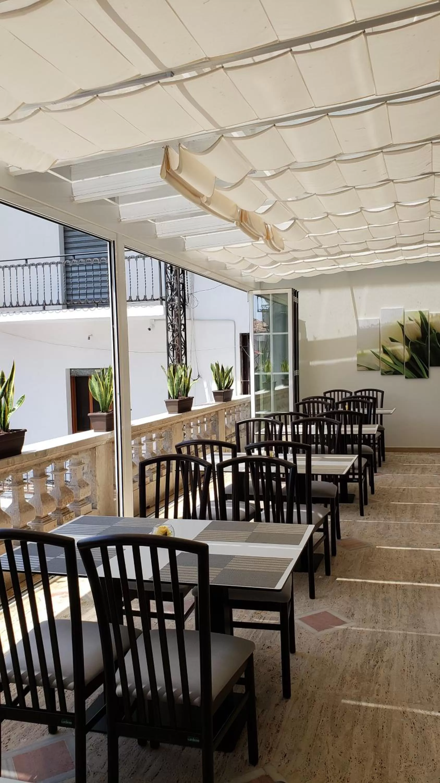 Restaurant/Places to Eat in Mervin Hotel