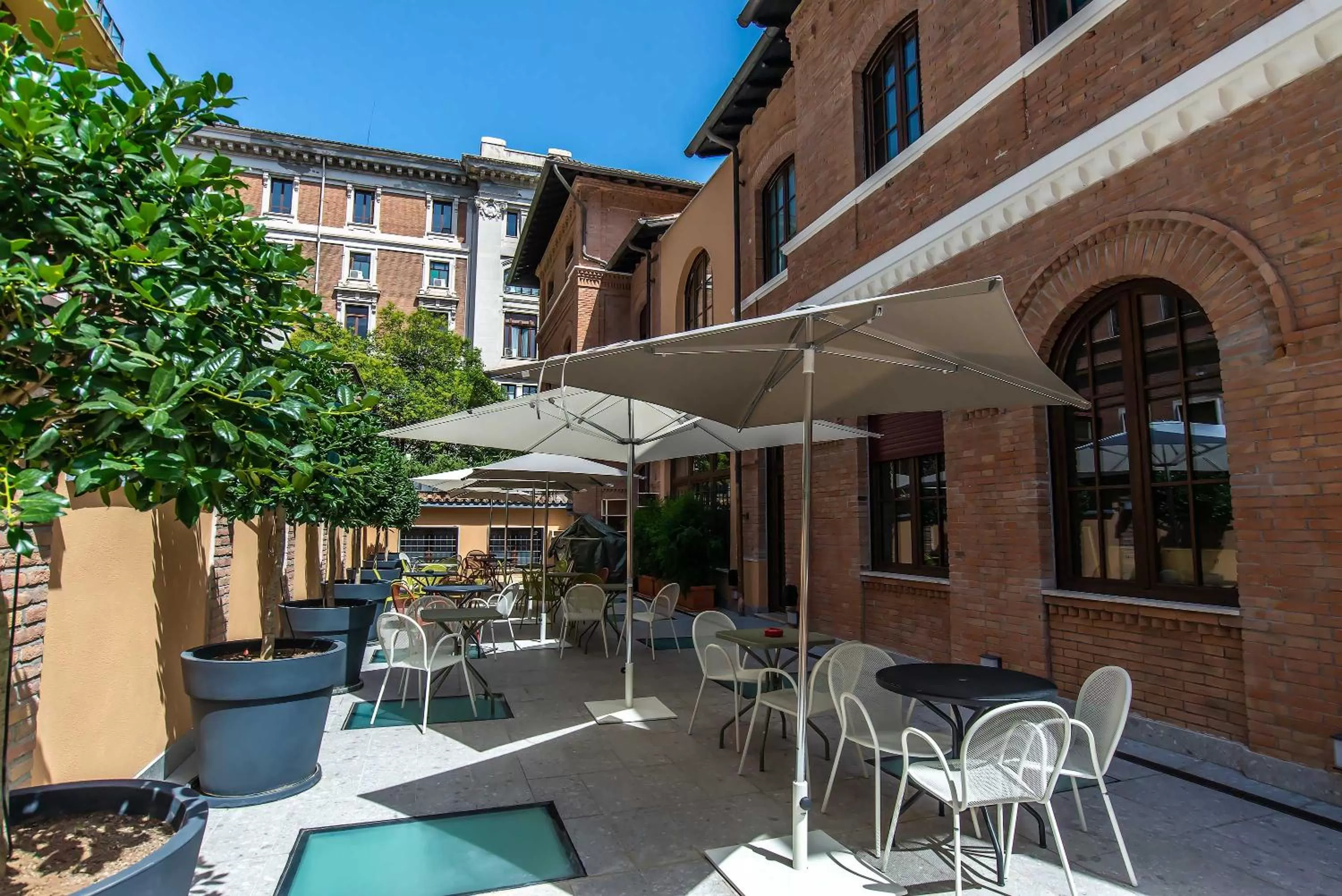 Property building in Albergo Etico Roma