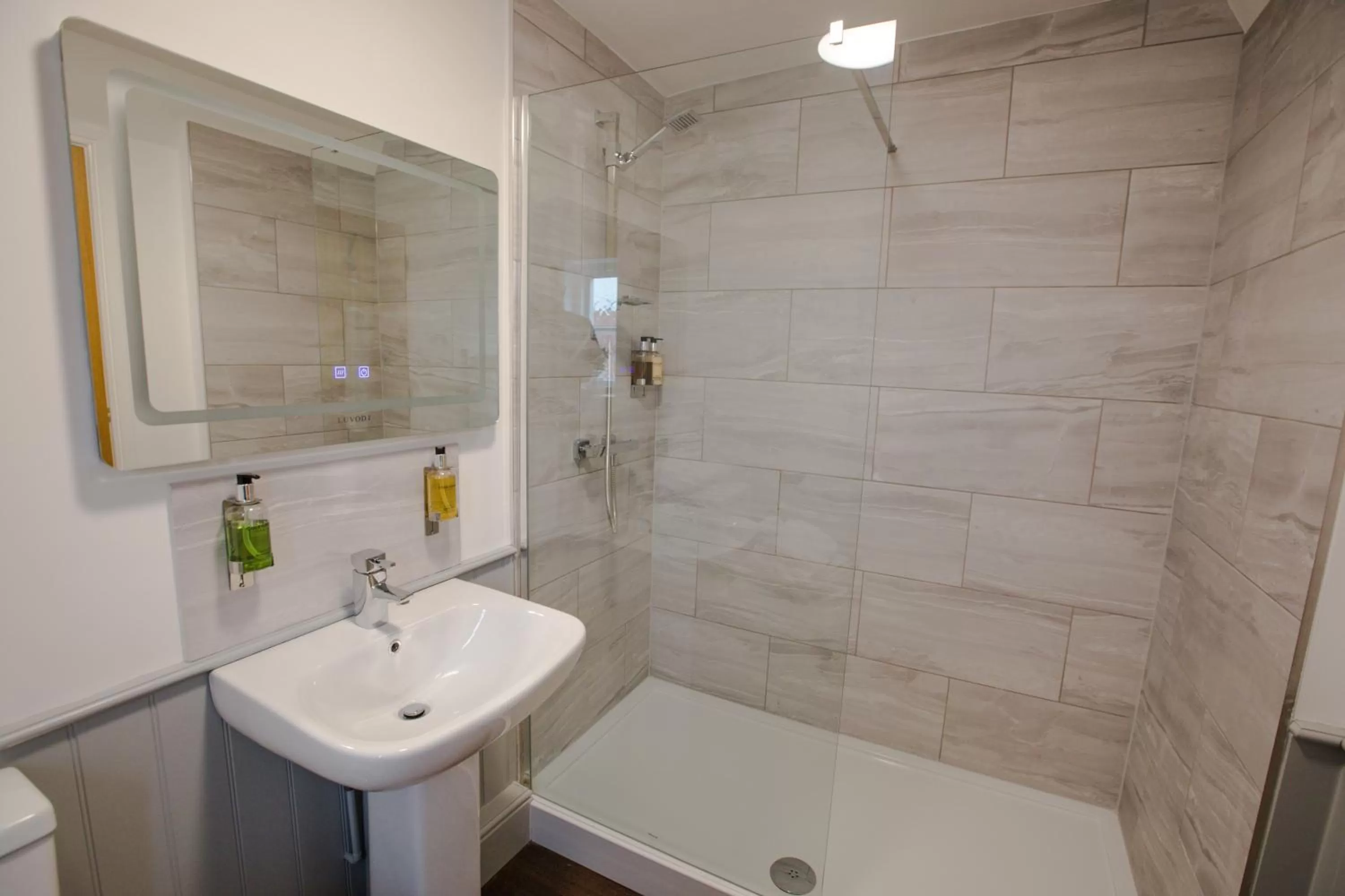 The Wheatsheaf Pub, Kitchen & Rooms