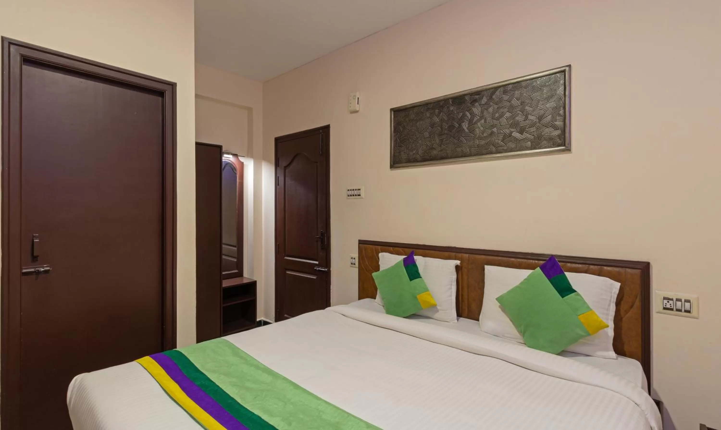 Bedroom, Bed in Treebo Kodai Kings Park, 650 M From Kodai Lake