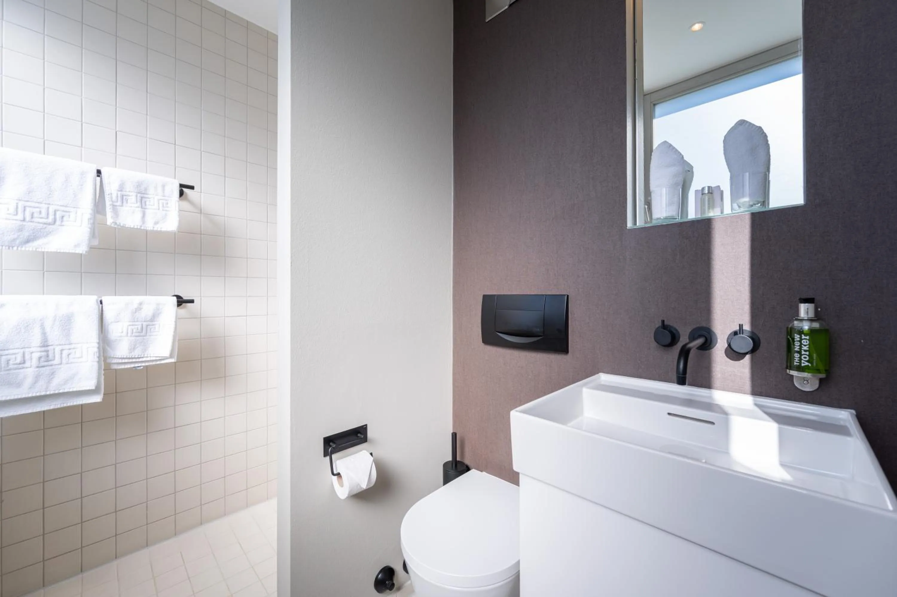 Bathroom, Bed in The New Yorker Hotel Köln-Messe