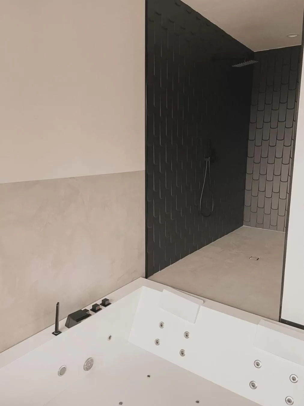 Hot Tub, Bathroom in Atmos Hotel Boutique