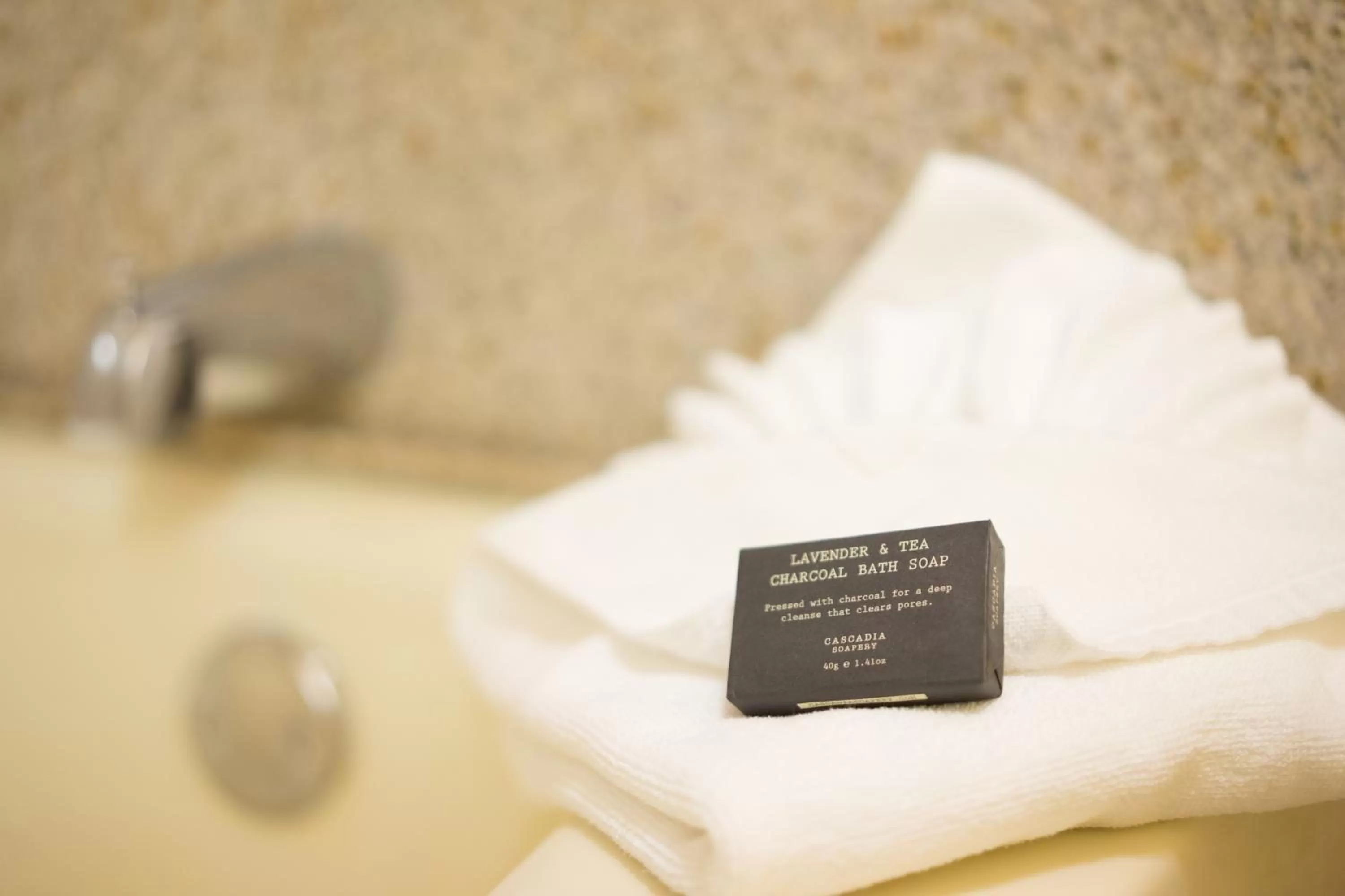 Bathroom, Bed in Oakland Airport Executive Hotel