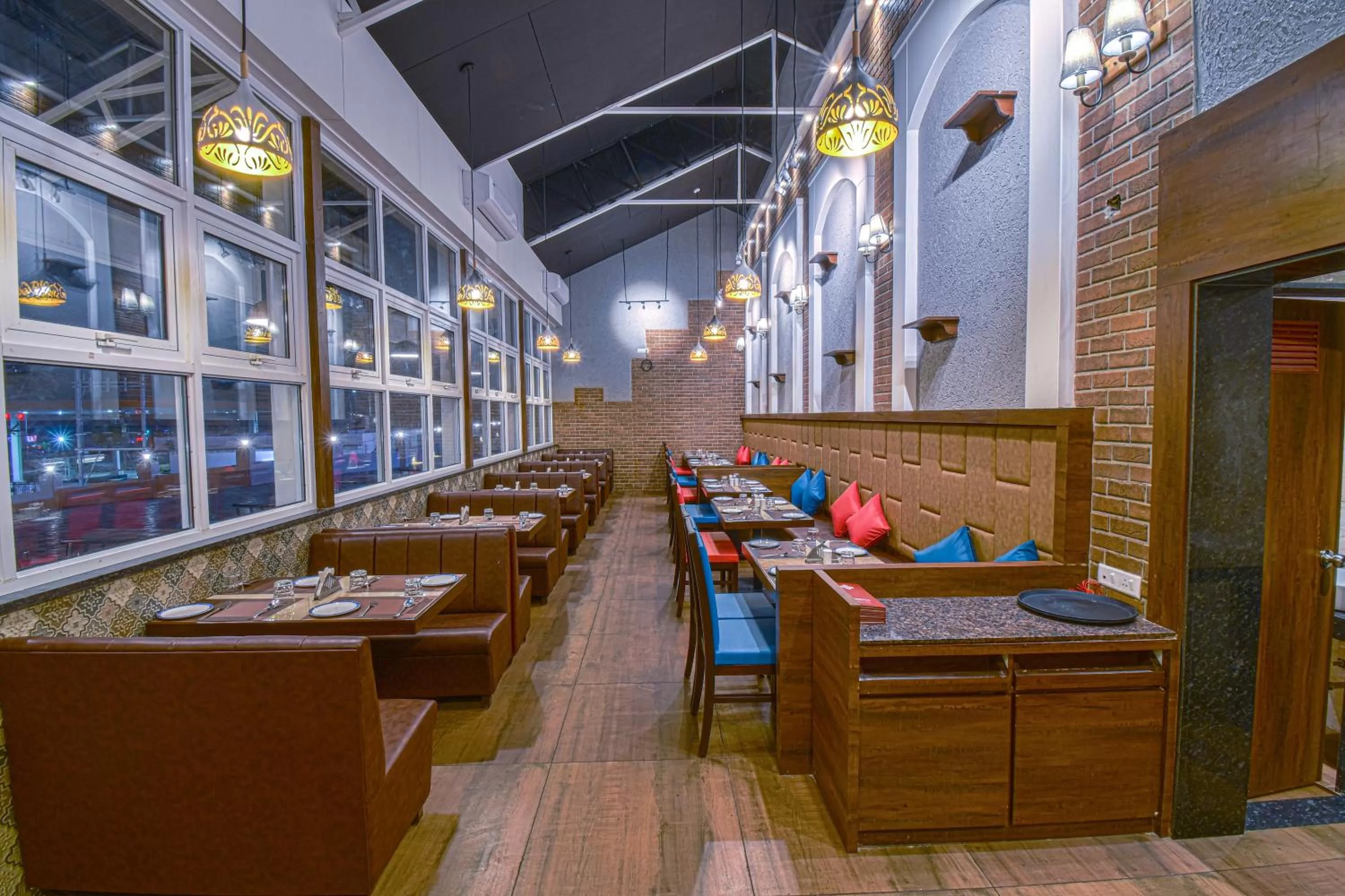 Restaurant/places to eat in Hotel Park Tree, NEAR 5 STAR MIDC, KANERIWADI, NH4 GOA HIGHWAY KOLHAPUR