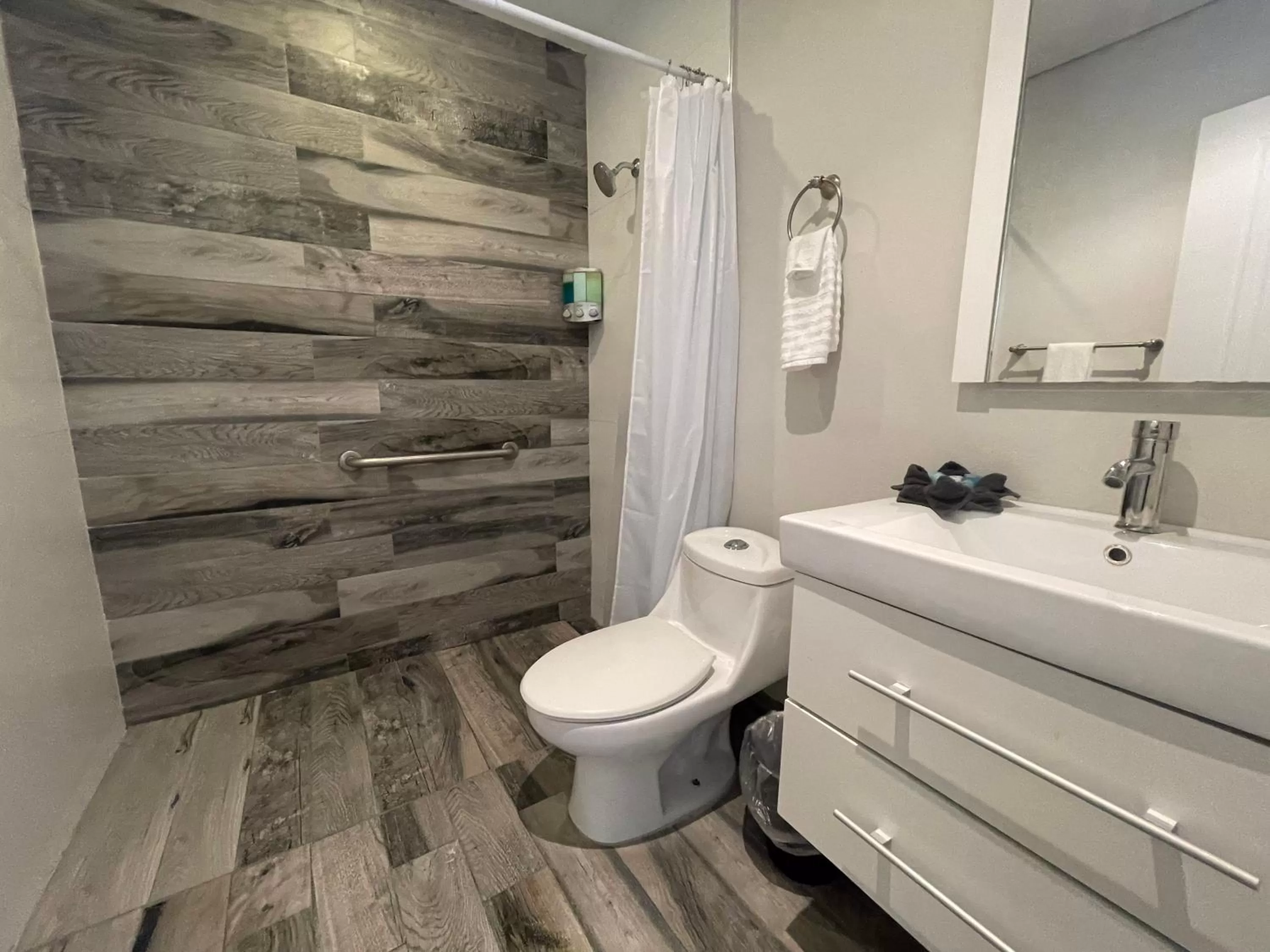 Shower, Bathroom in Rosalina Urbano