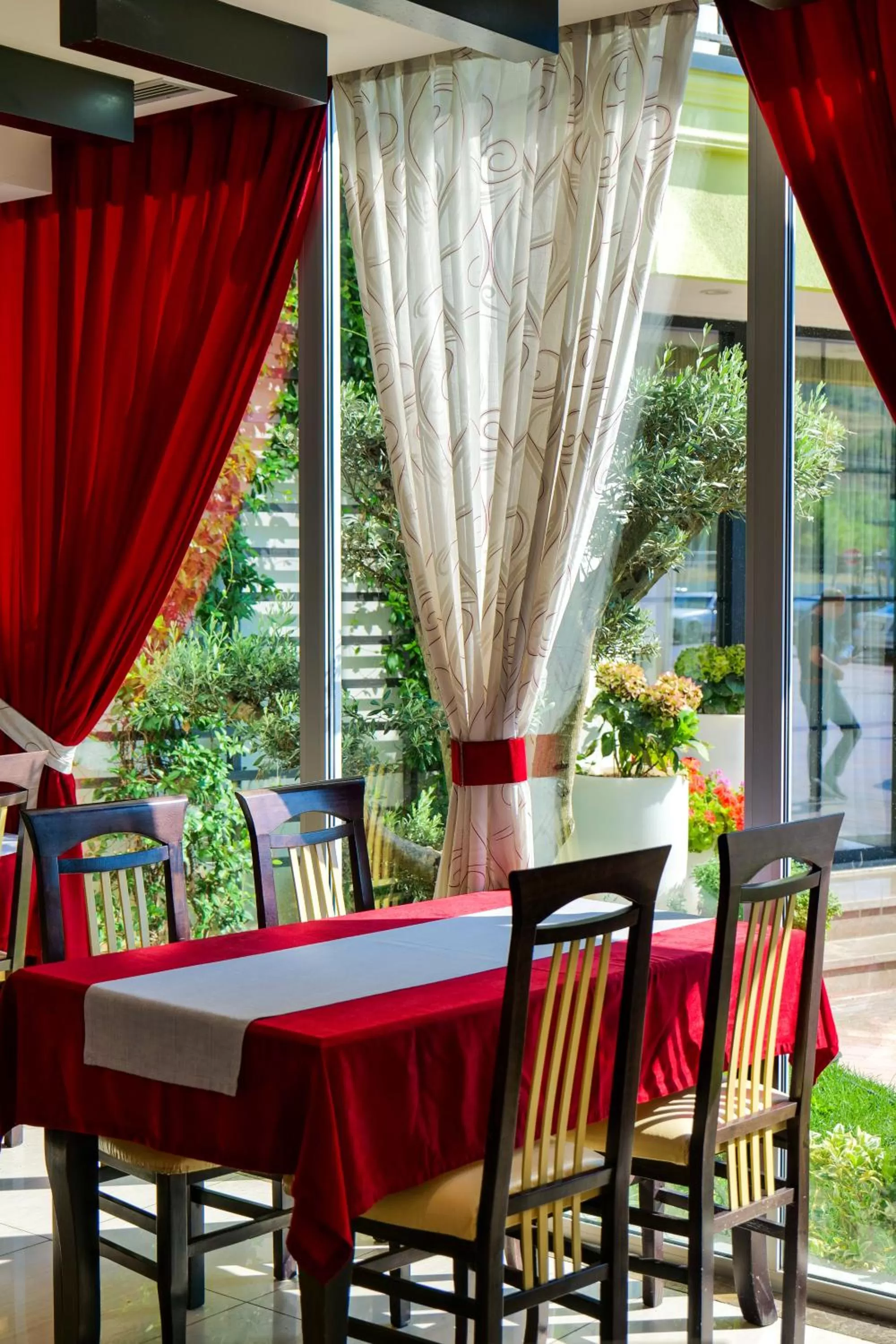 Restaurant/places to eat in LORD Hotel