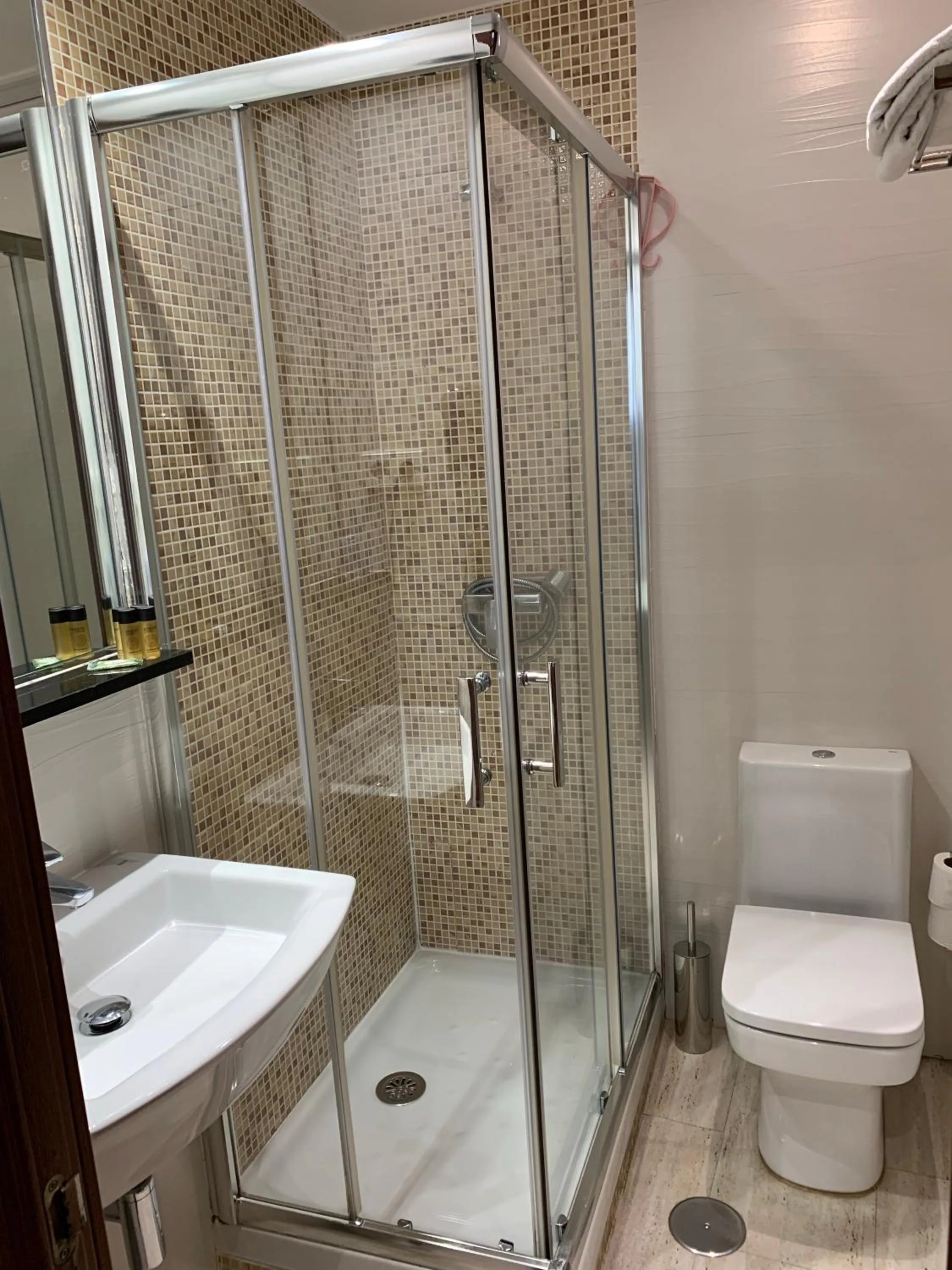 Shower in Hostal Castilla I Atocha