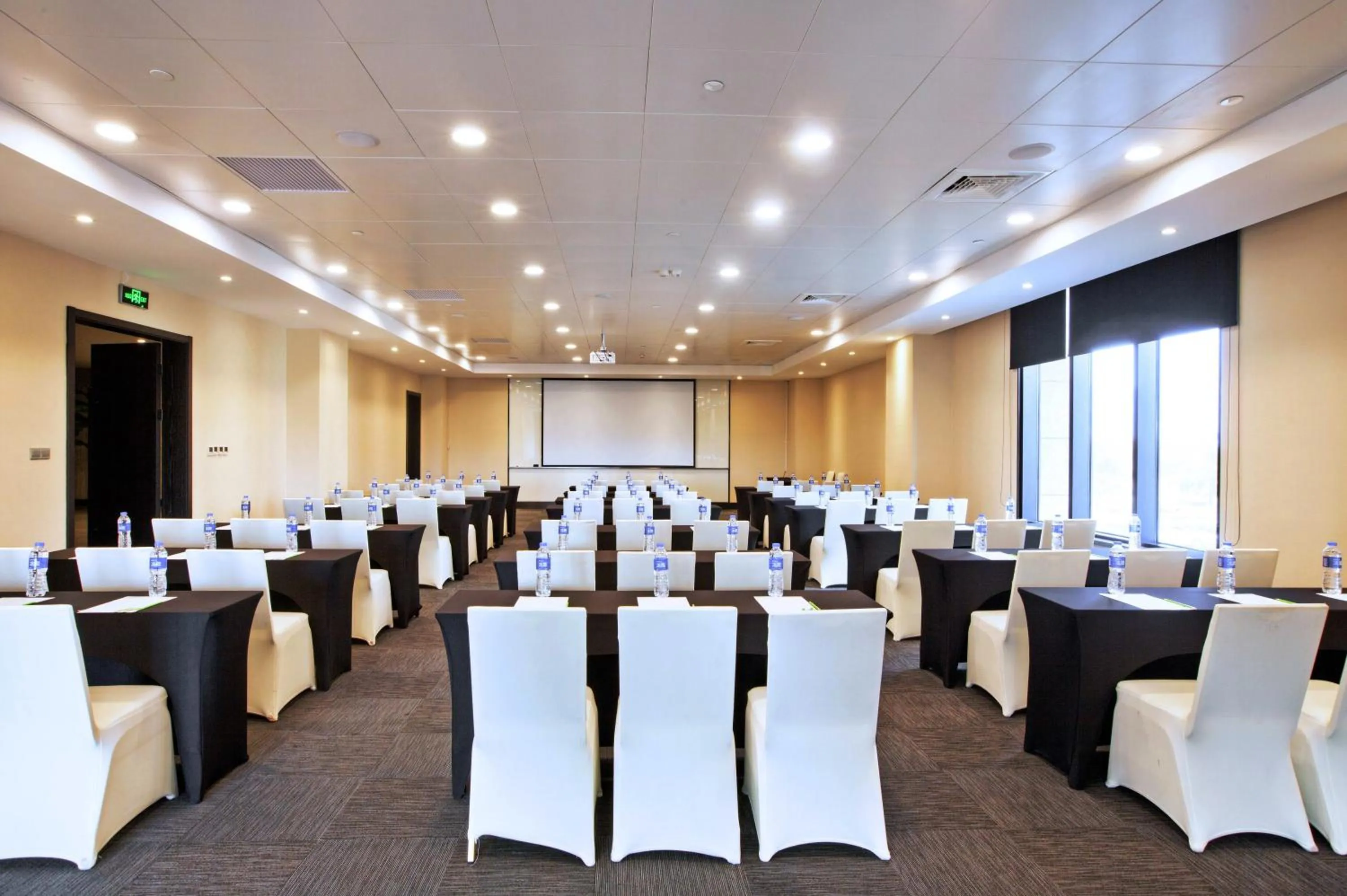 Meeting/conference room in Crowne Plaza Shanghai Jinshan by IHG