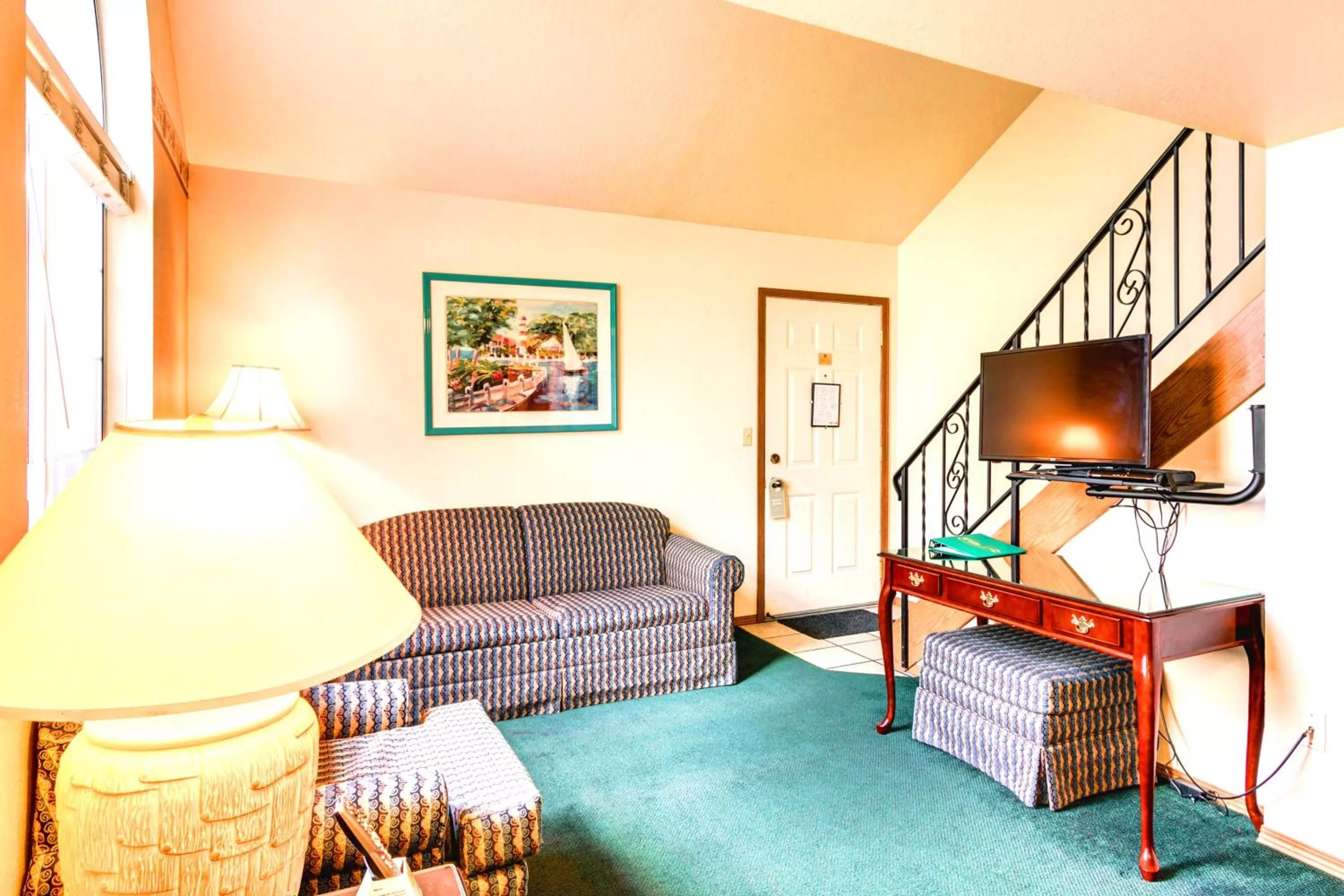Living room, Seating Area in Turning Leaf Townhome Suites
