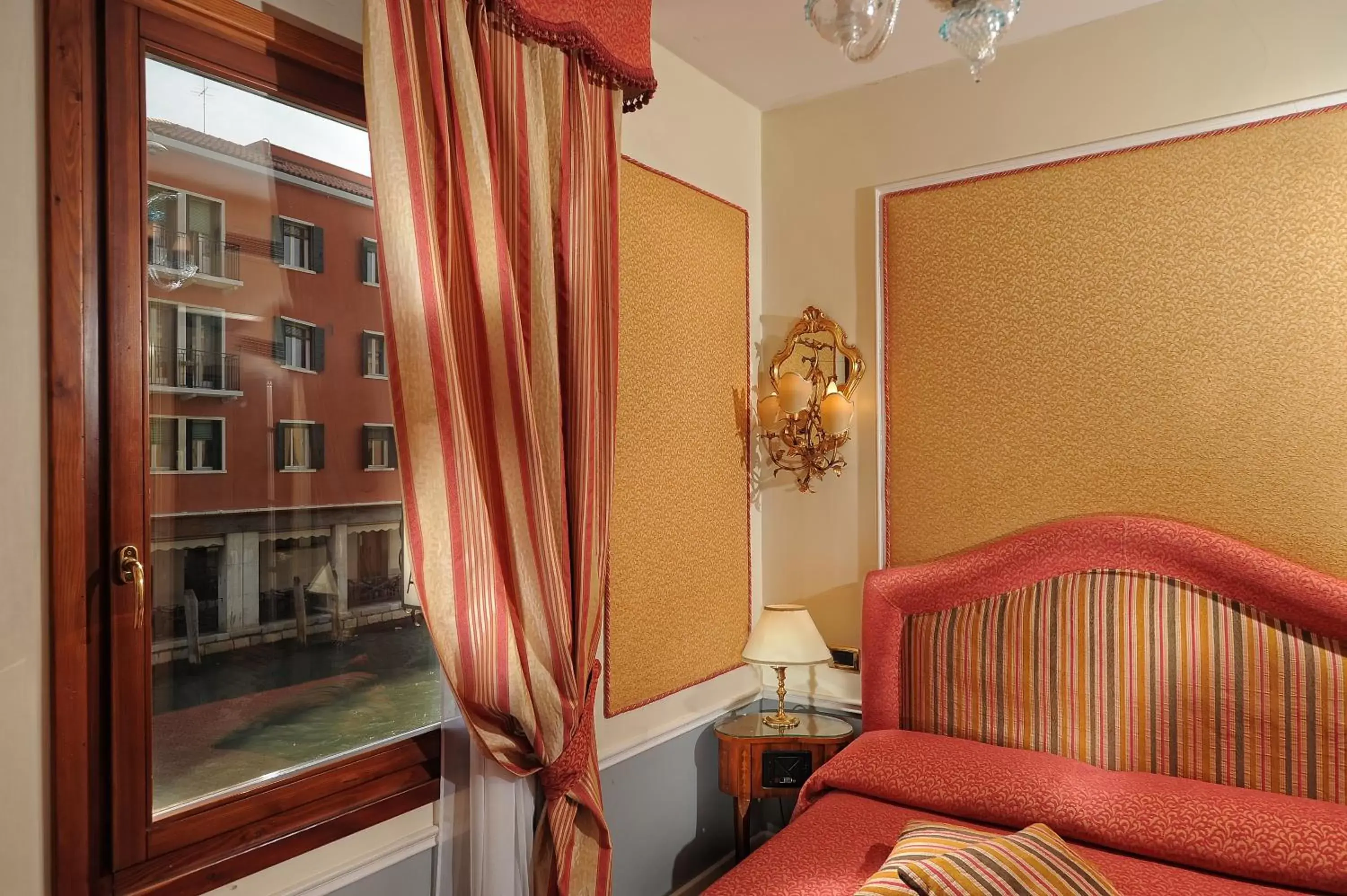 Classic Small Double Room with Canal View in Hotel Arlecchino Classic Small Double Room with Canal View in Hotel Arlecchino