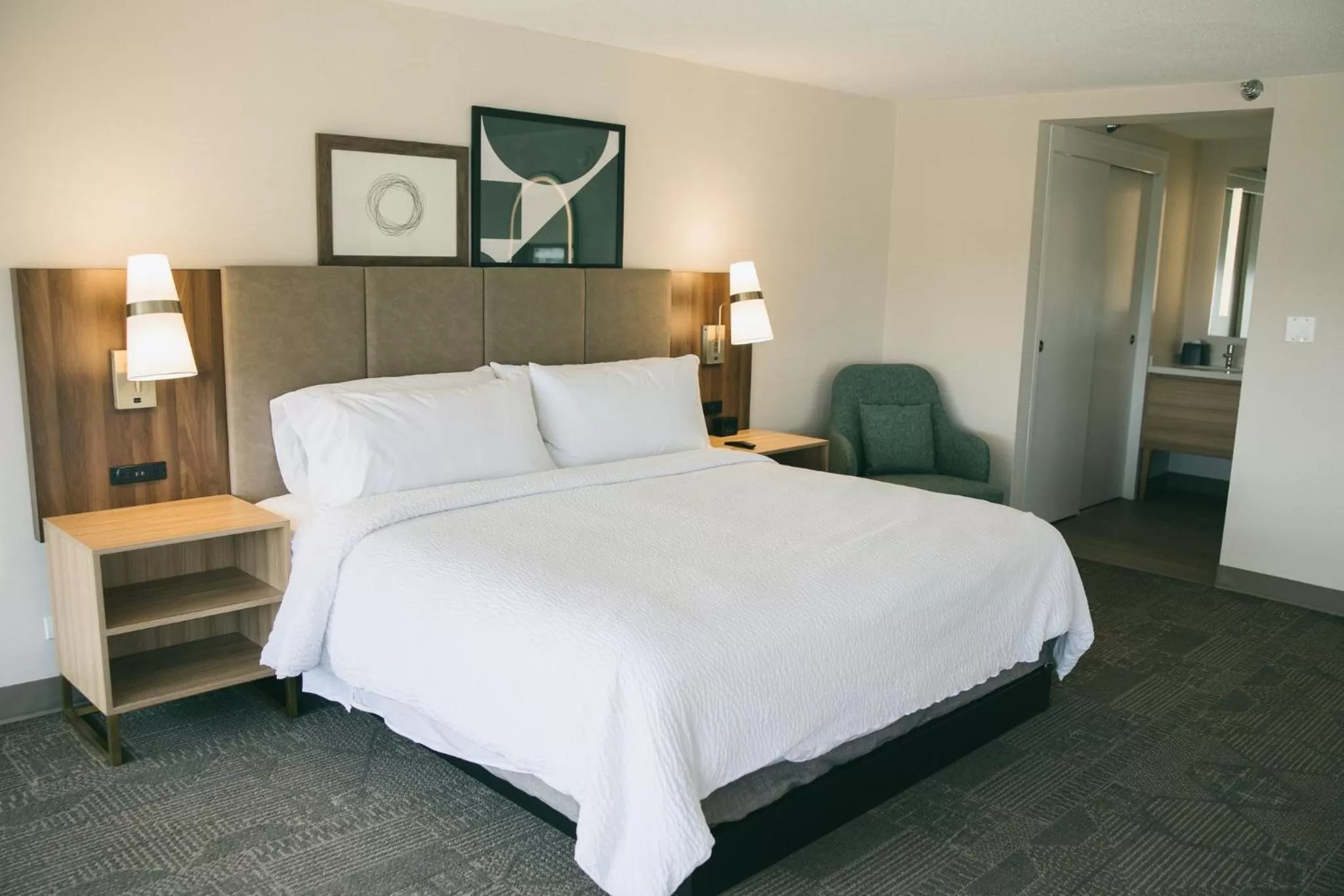 Photo of the whole room, Bed in Staybridge Suites Chicago O'Hare - Rosemont by IHG