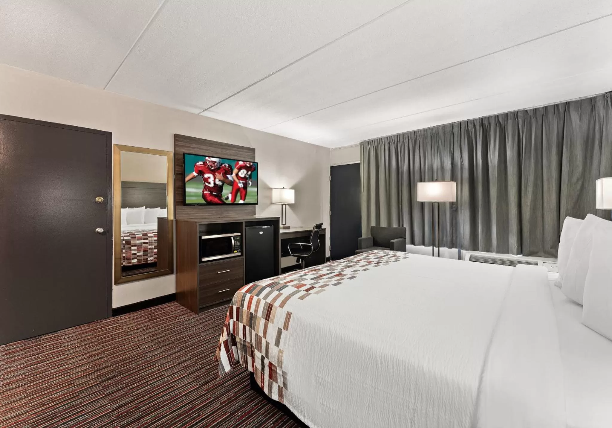 Photo of the whole room, Bed in Red Roof Inn Reading