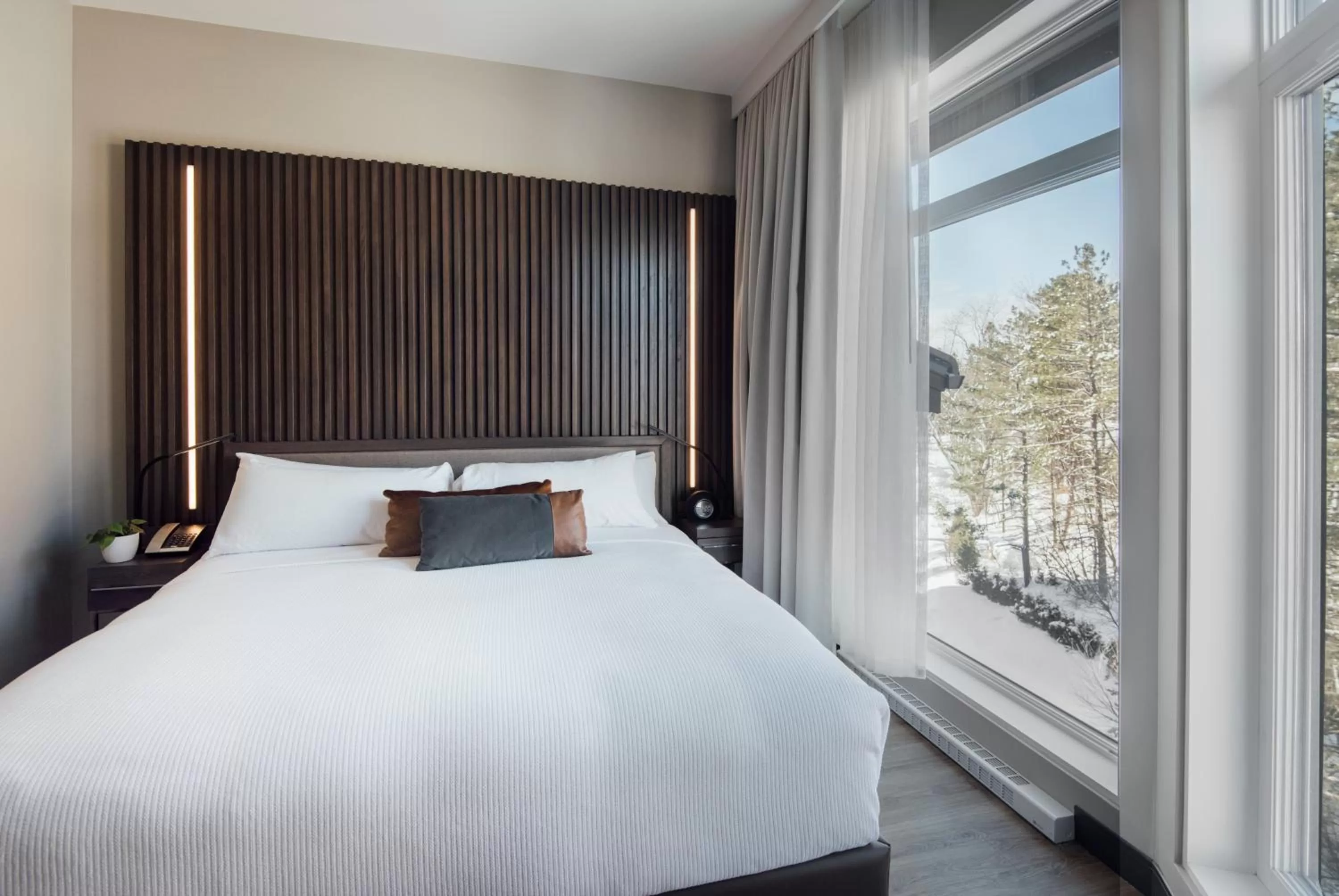 Bedroom, Bed in Entourage sur-le-Lac