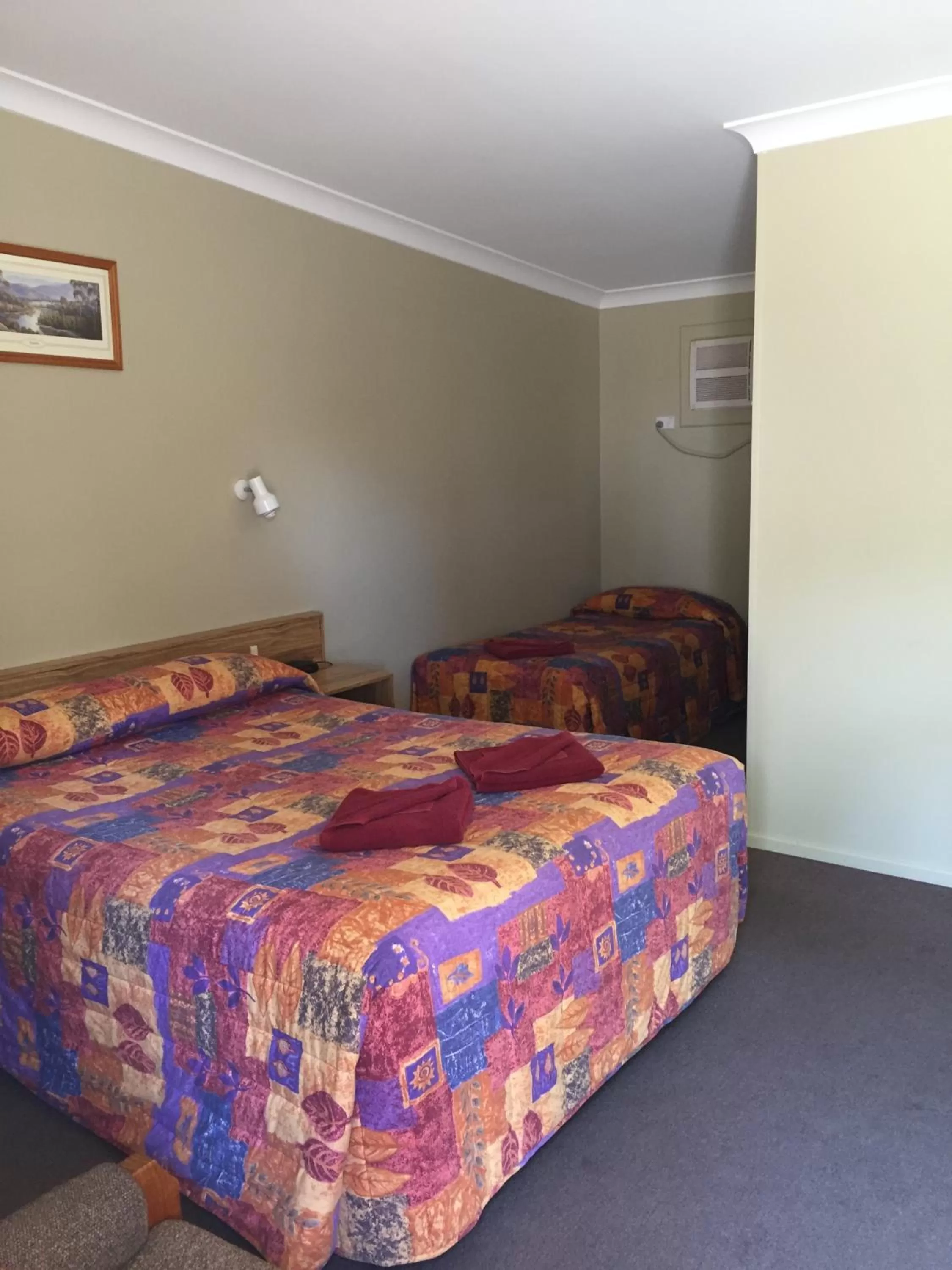 Bed in Wagon Wheel Motel & Units