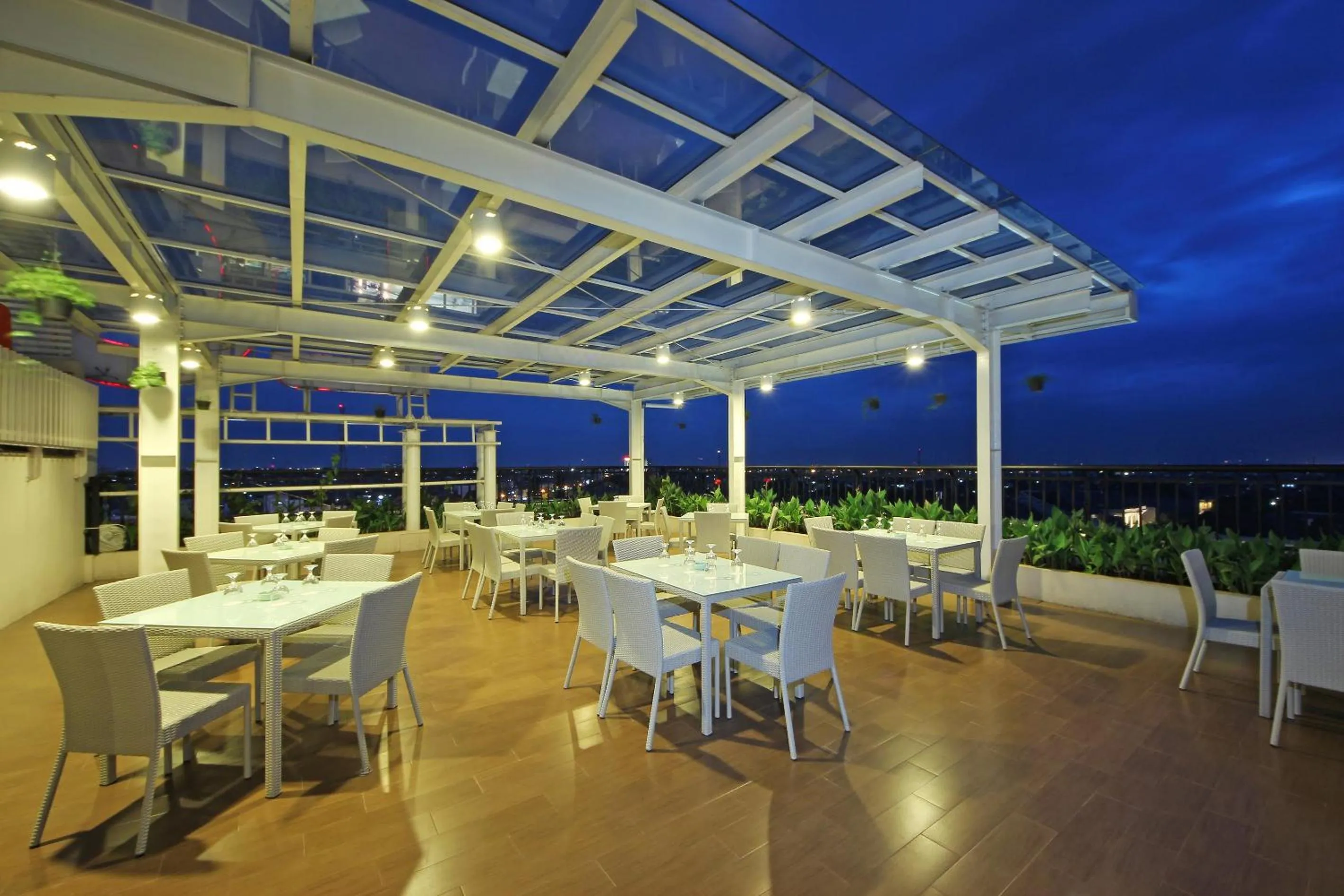 Restaurant/places to eat in HARRIS Hotel & Convention Festival Citylink Bandung