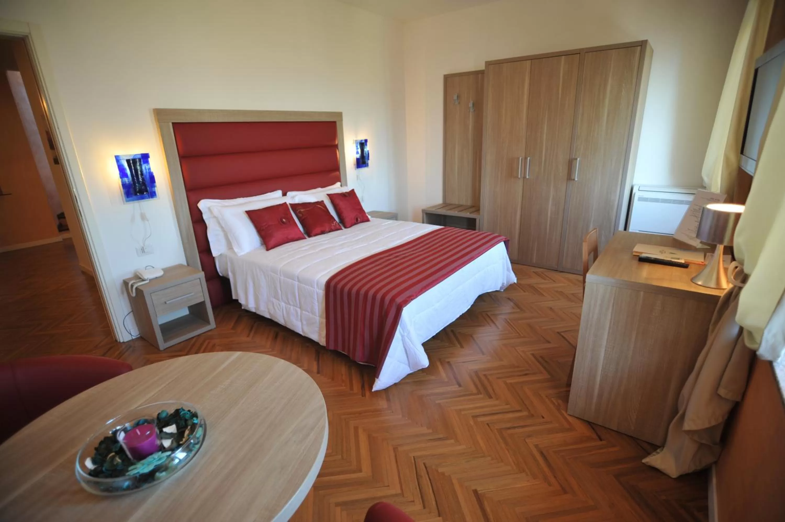 Photo of the whole room, Bed in Hotel Astoria