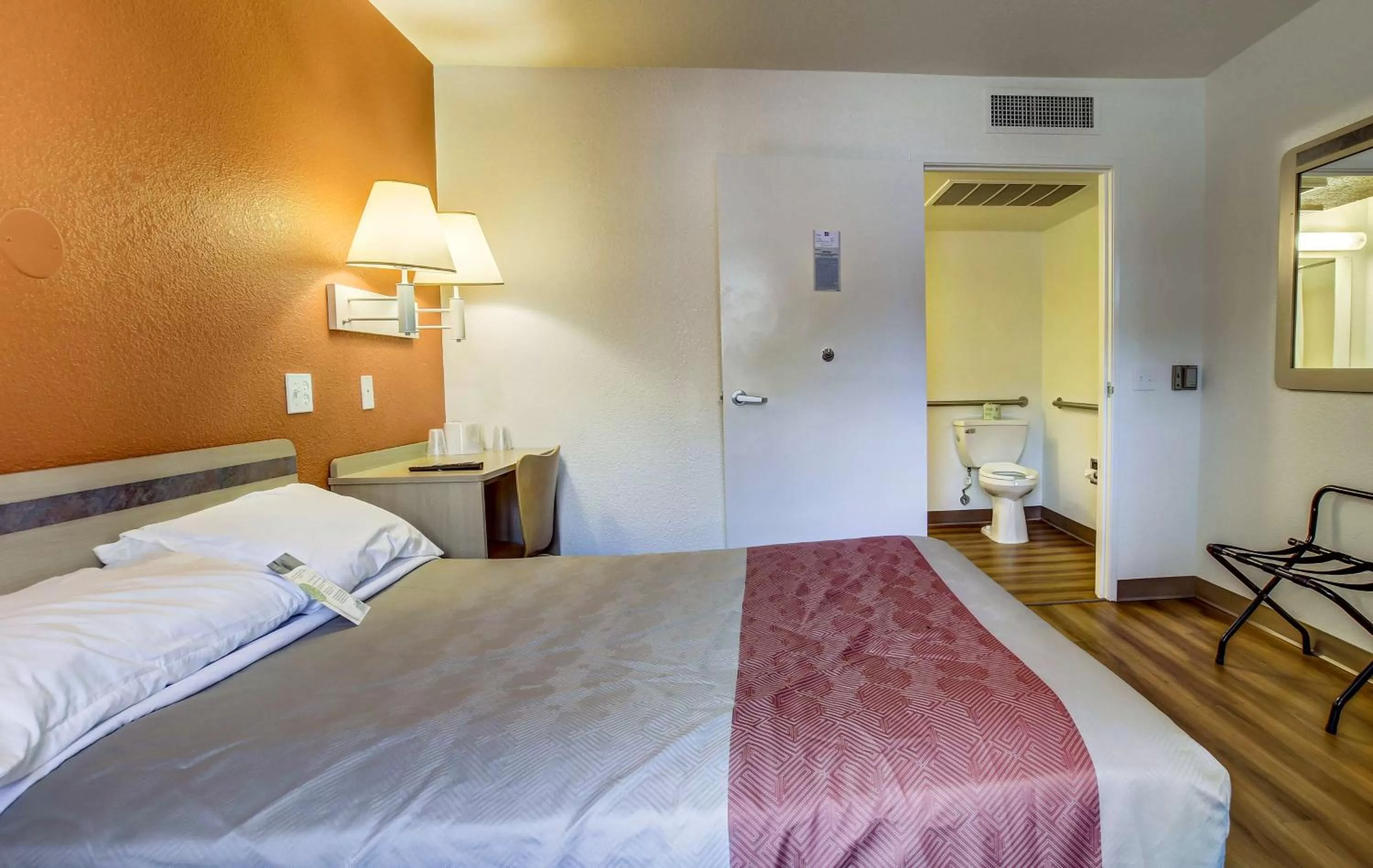 Photo of the whole room, Bed in Motel 6-Grants Pass, OR