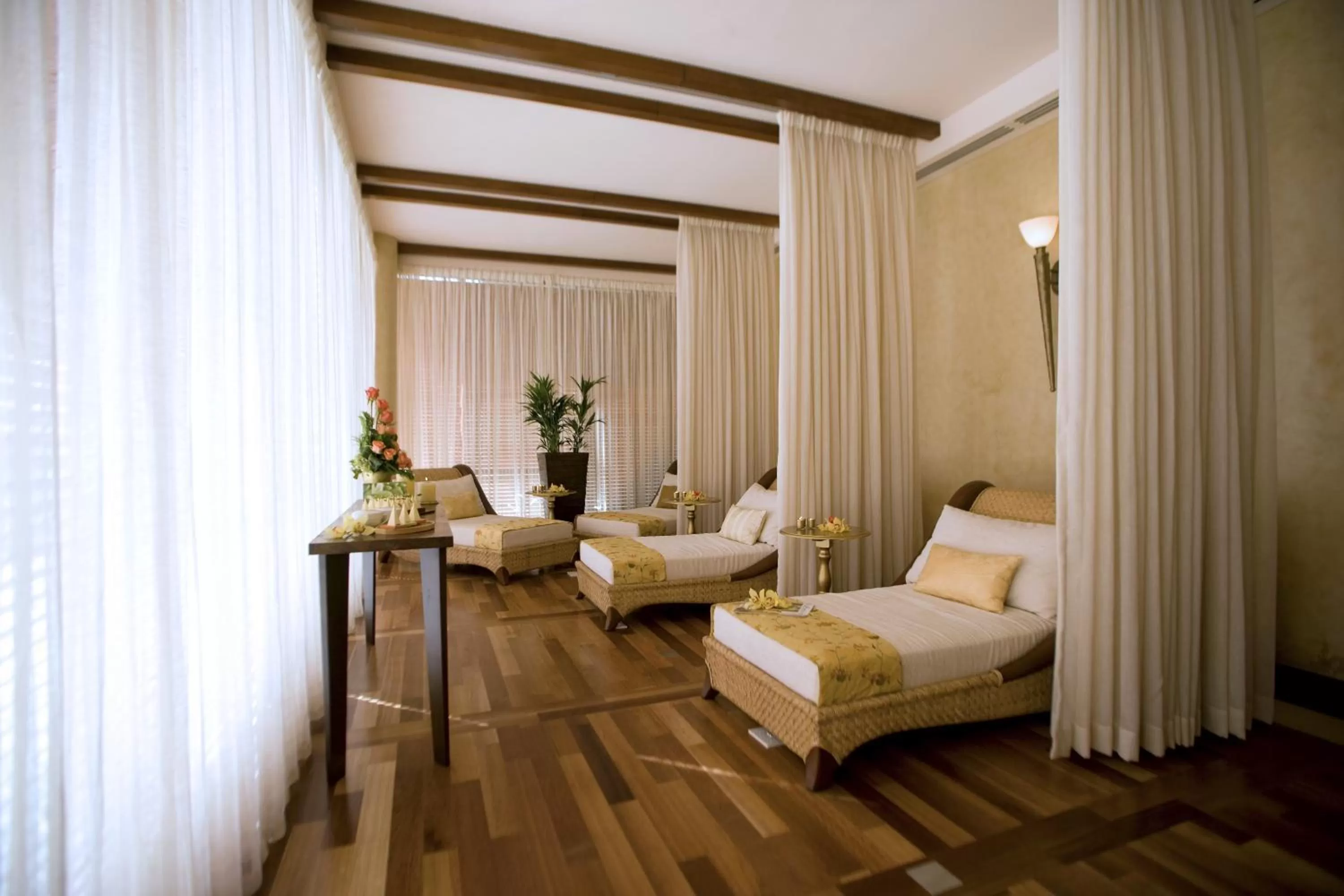 Spa and wellness centre/facilities, Bed in Raffles Dubai