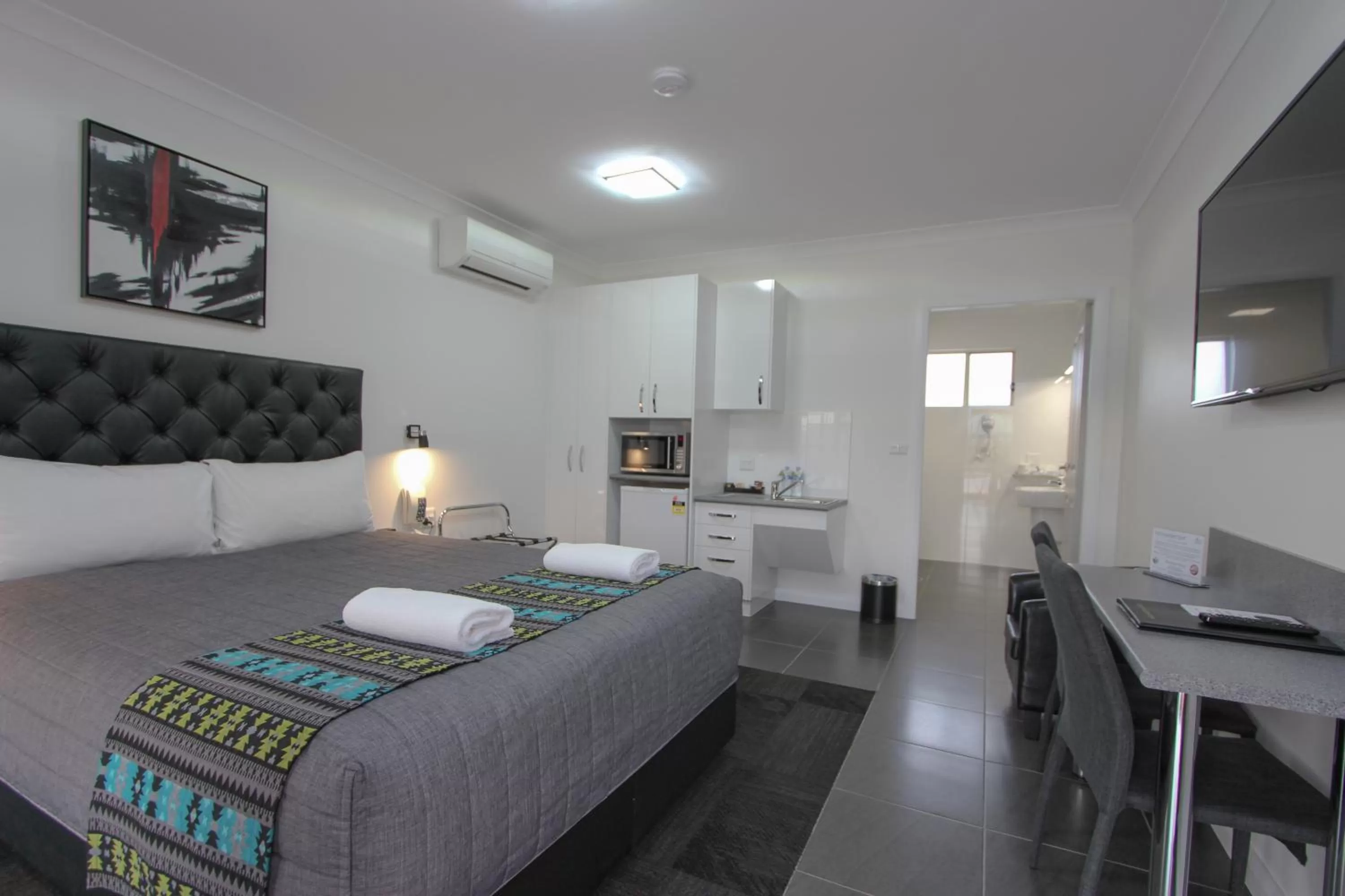 Coffee/tea facilities, Bed in Leeton Heritage Motor Inn