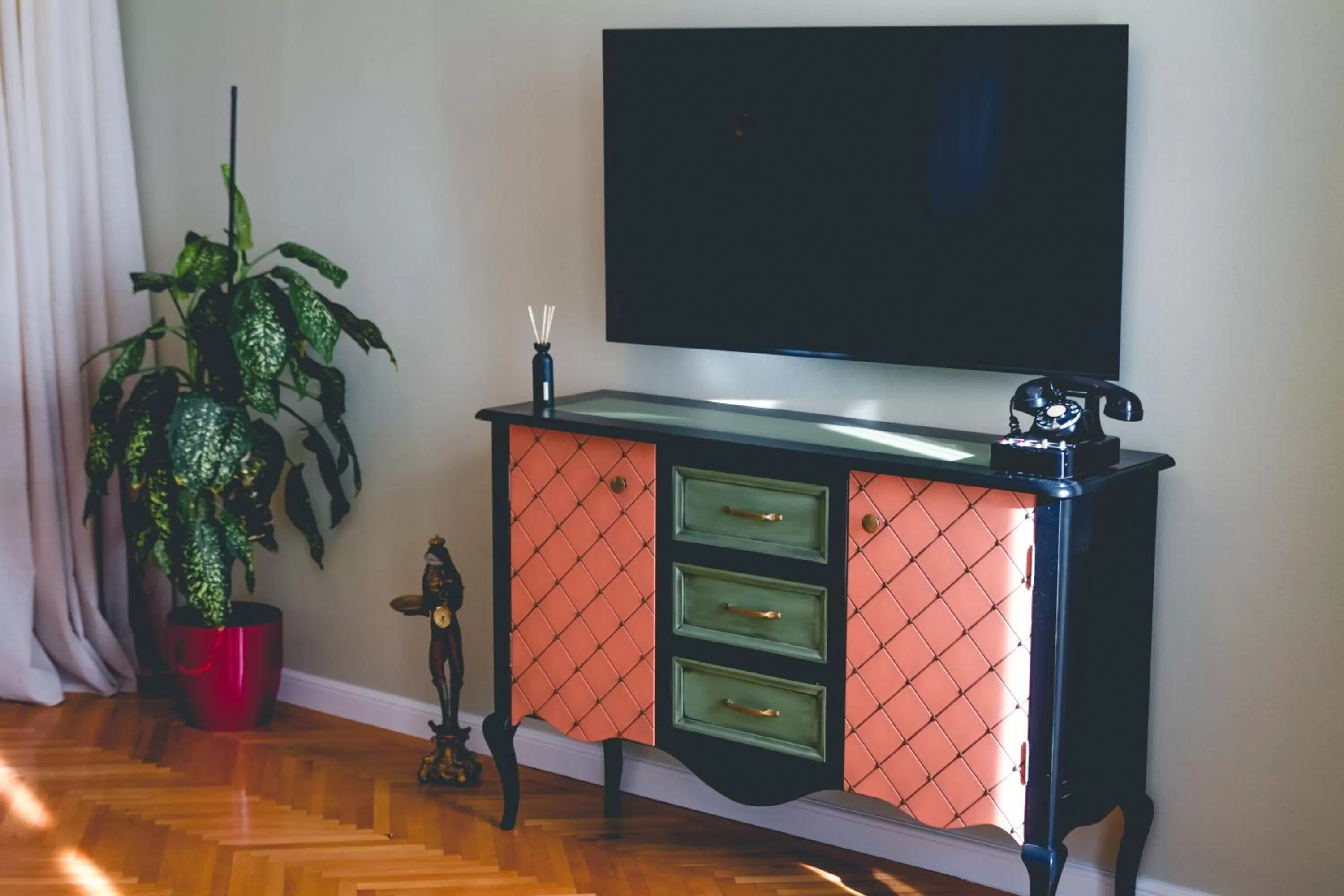 hair dresser, TV/Entertainment Center in MAGISTER seven