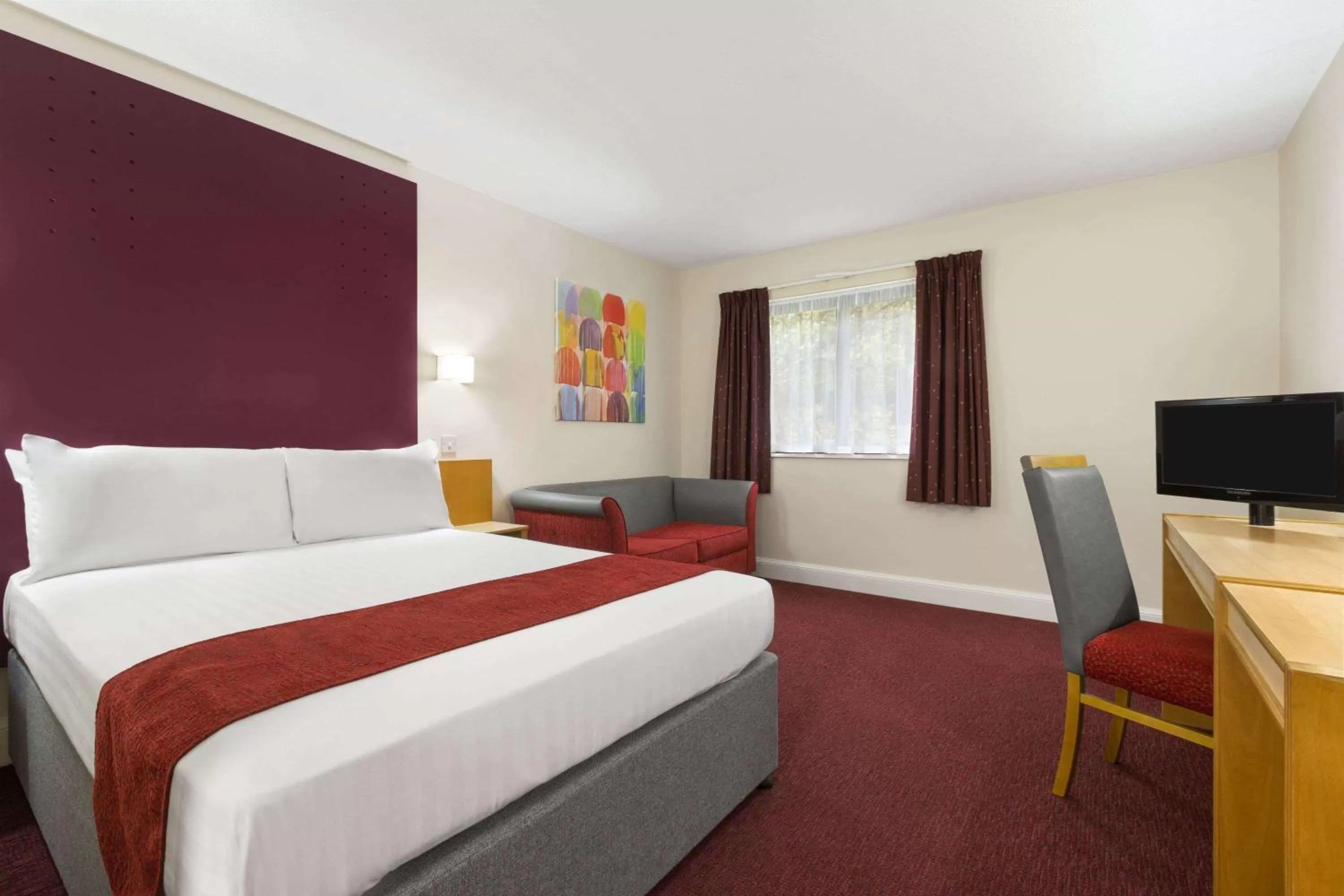 Photo of the whole room, Bed in Days Inn Maidstone