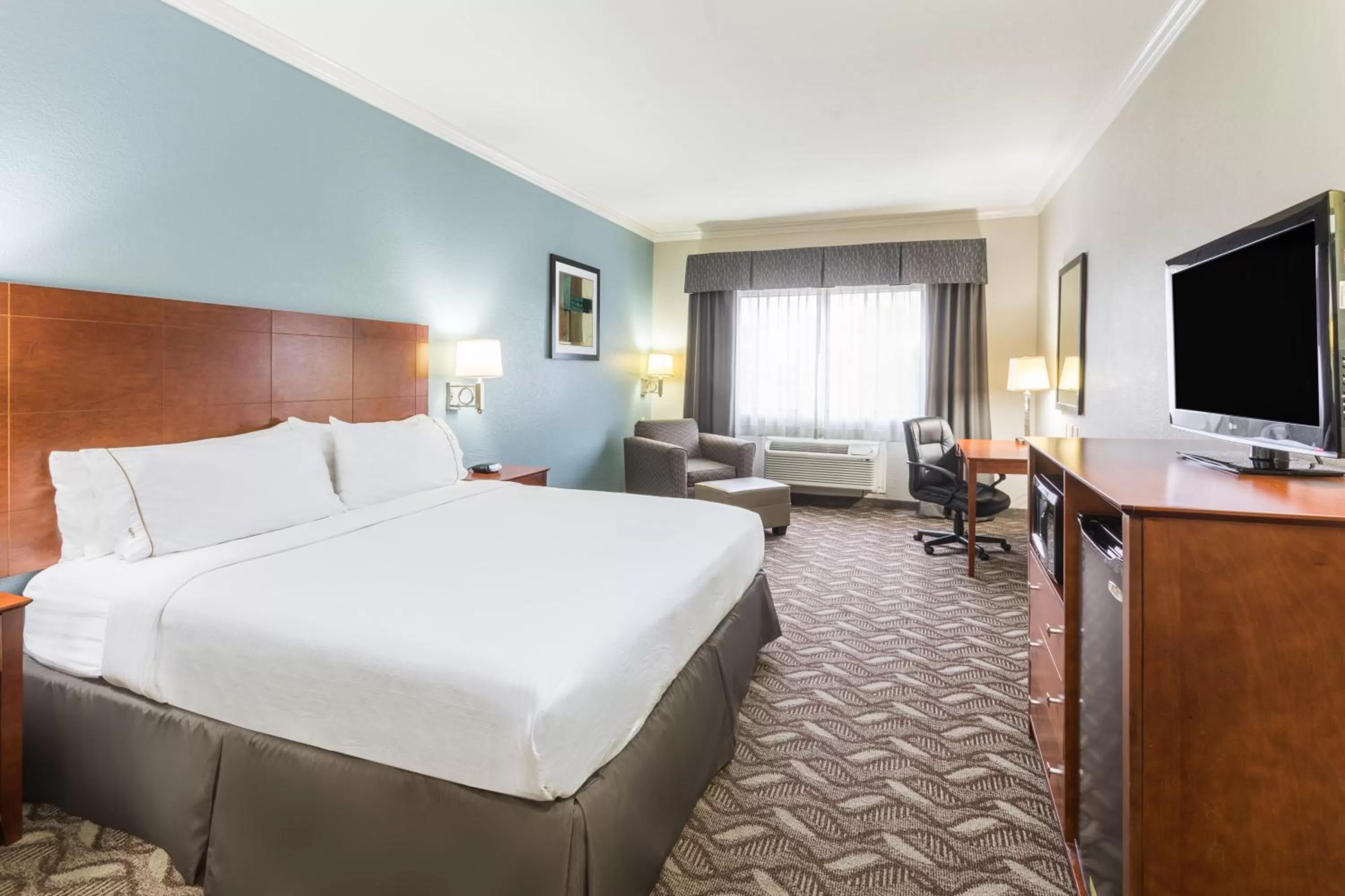Photo of the whole room, Bed in Holiday Inn Express Hotel and Suites Lake Charles by IHG