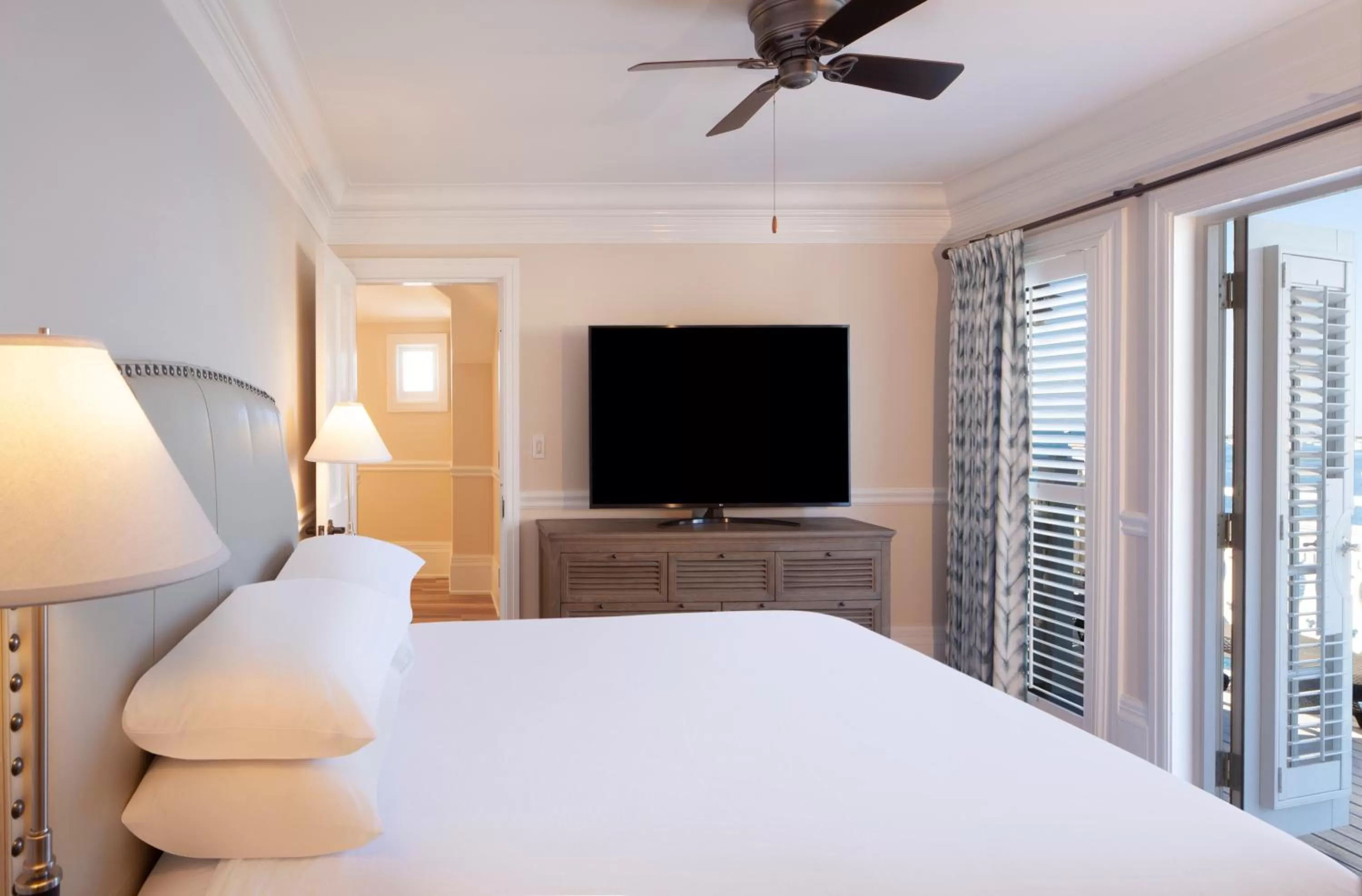 Photo of the whole room, Bed in Pier House Resort & Spa