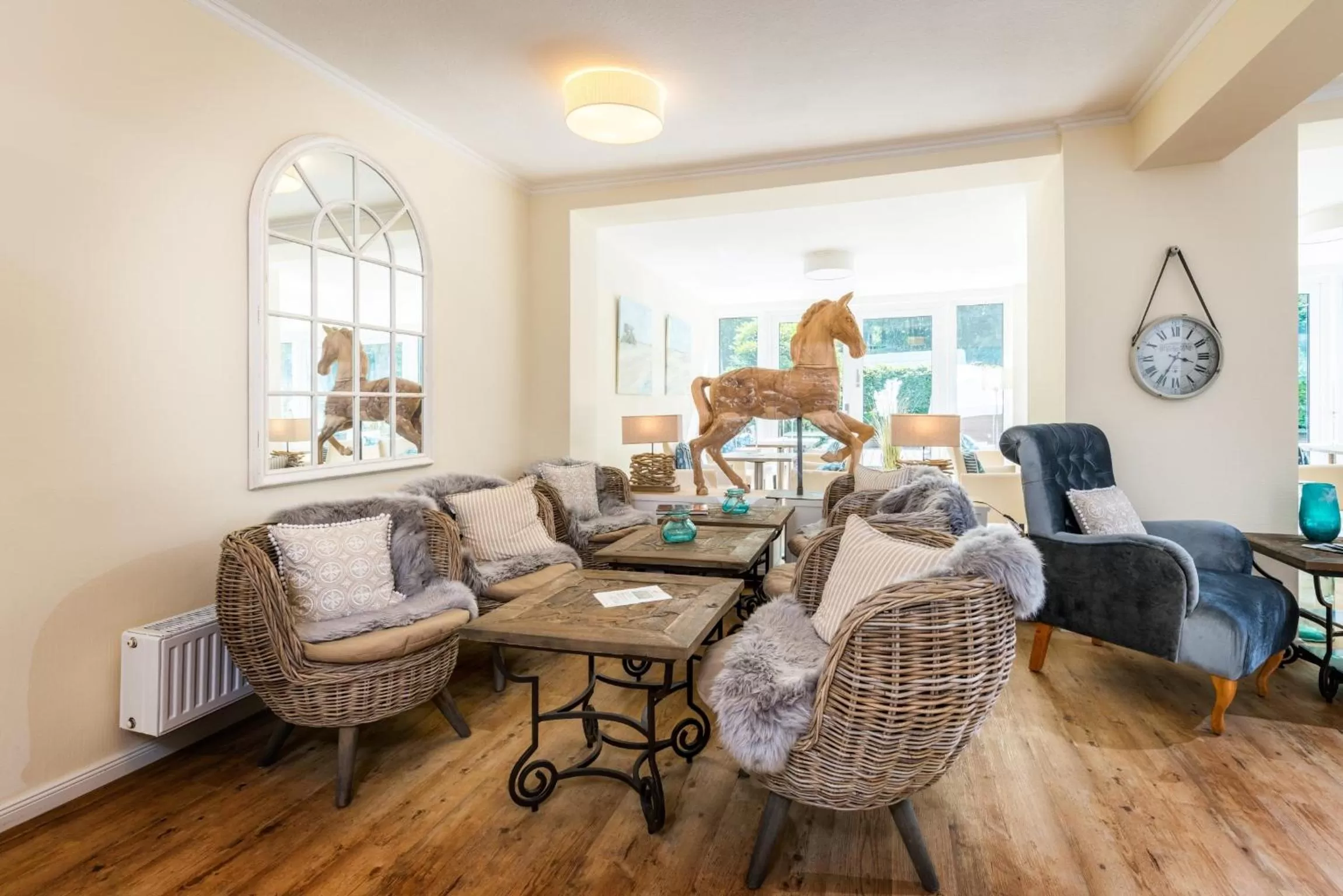 Communal lounge/ TV room, Seating Area in Das Frühstückshotel Sankt Peter-Ording