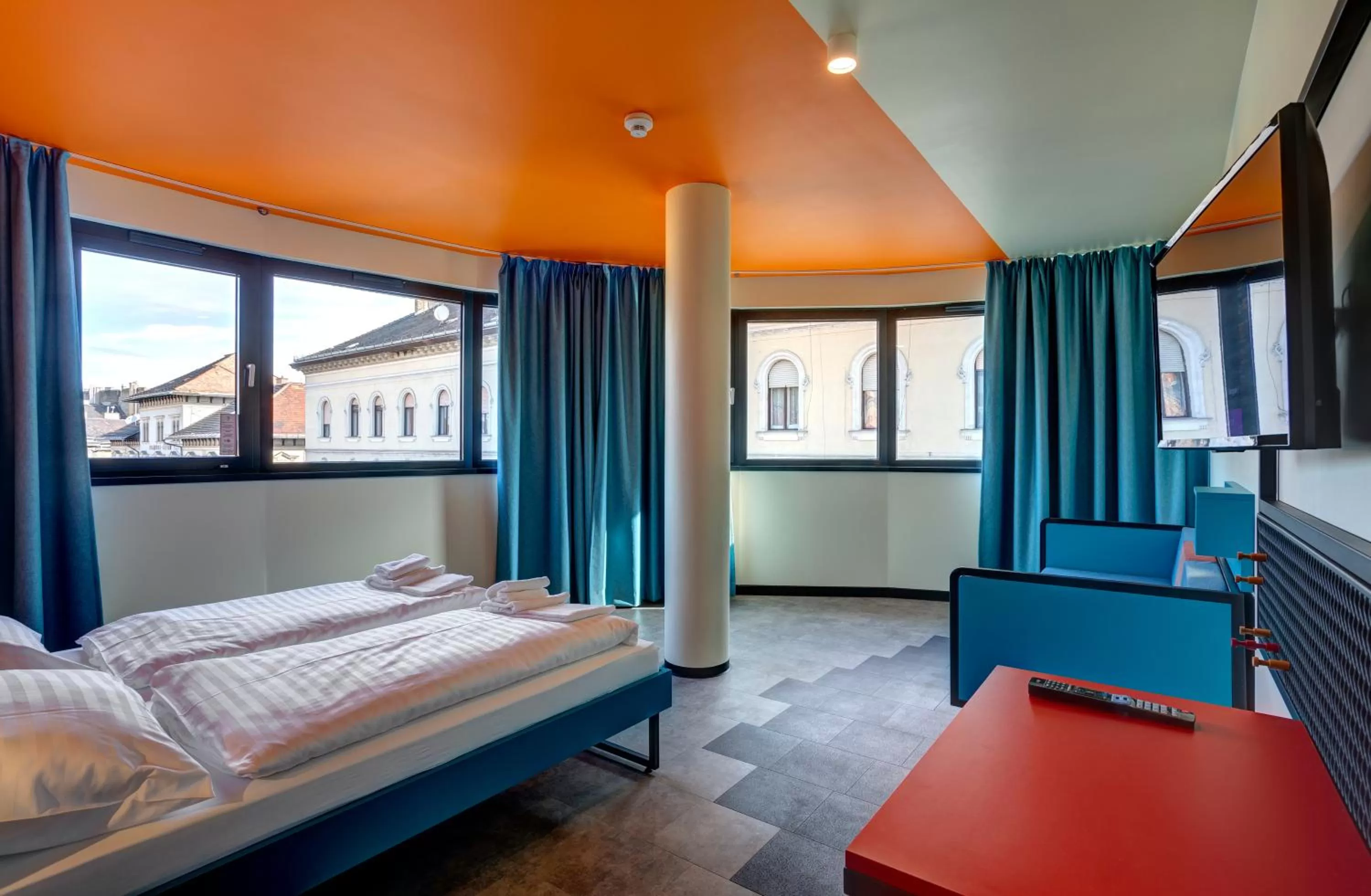 Photo of the whole room in MEININGER Budapest Great Market Hall