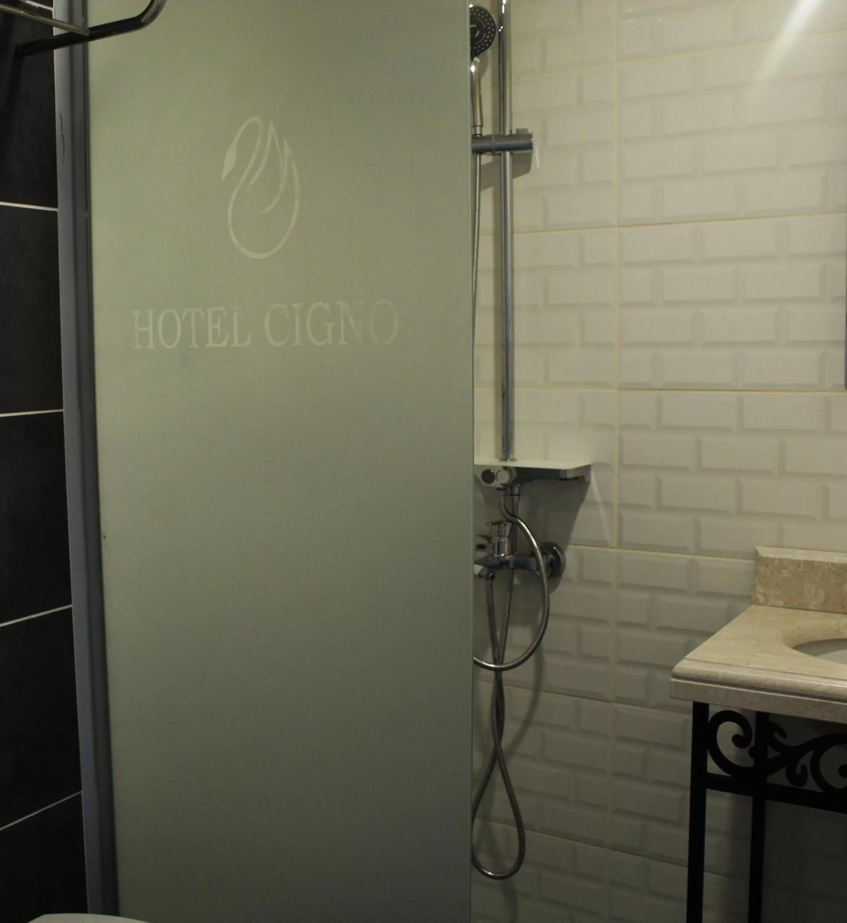 Shower in Good Night Hotel Istanbul