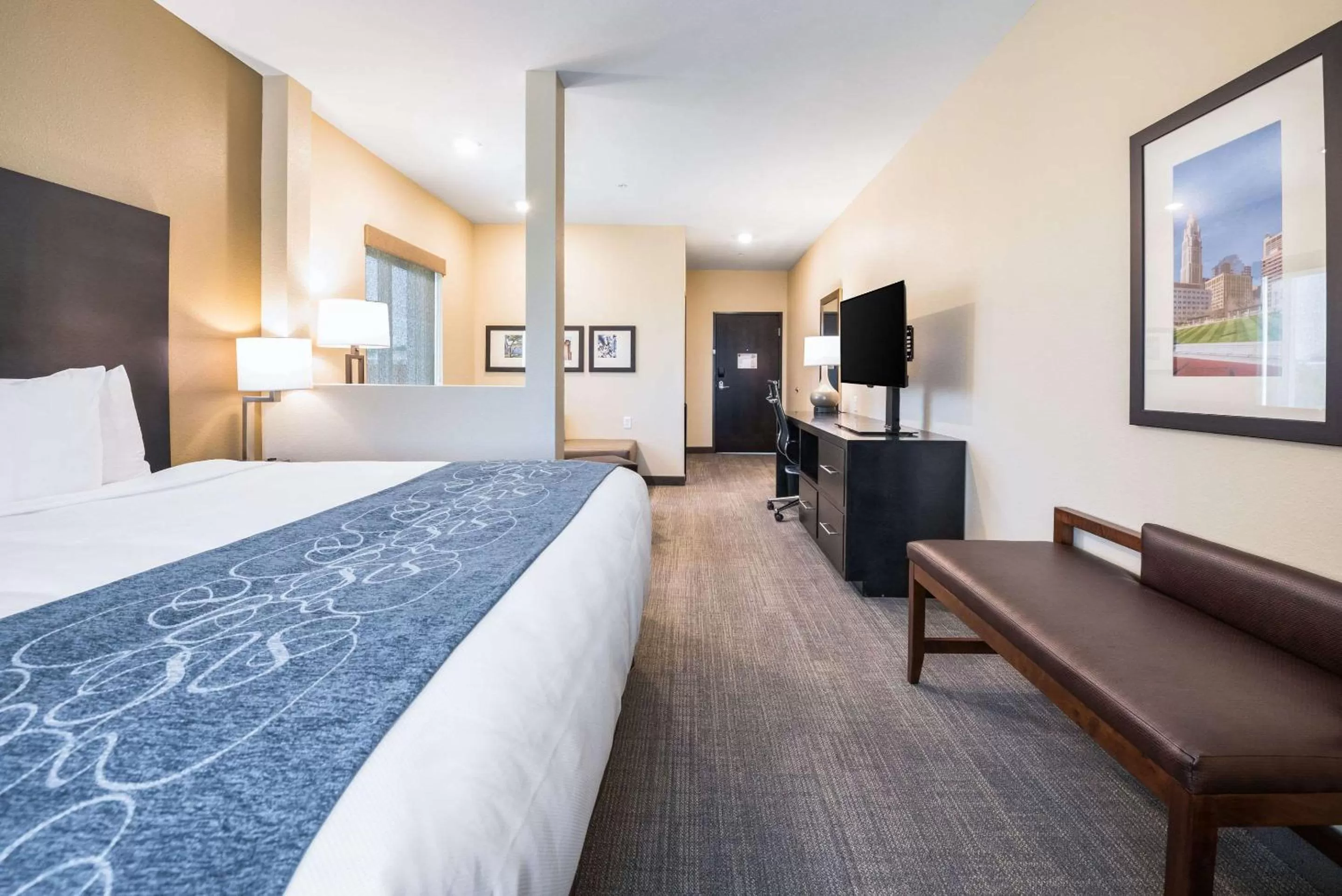 Photo of the whole room, Bed in Comfort Suites Marysville Columbus - Northwest