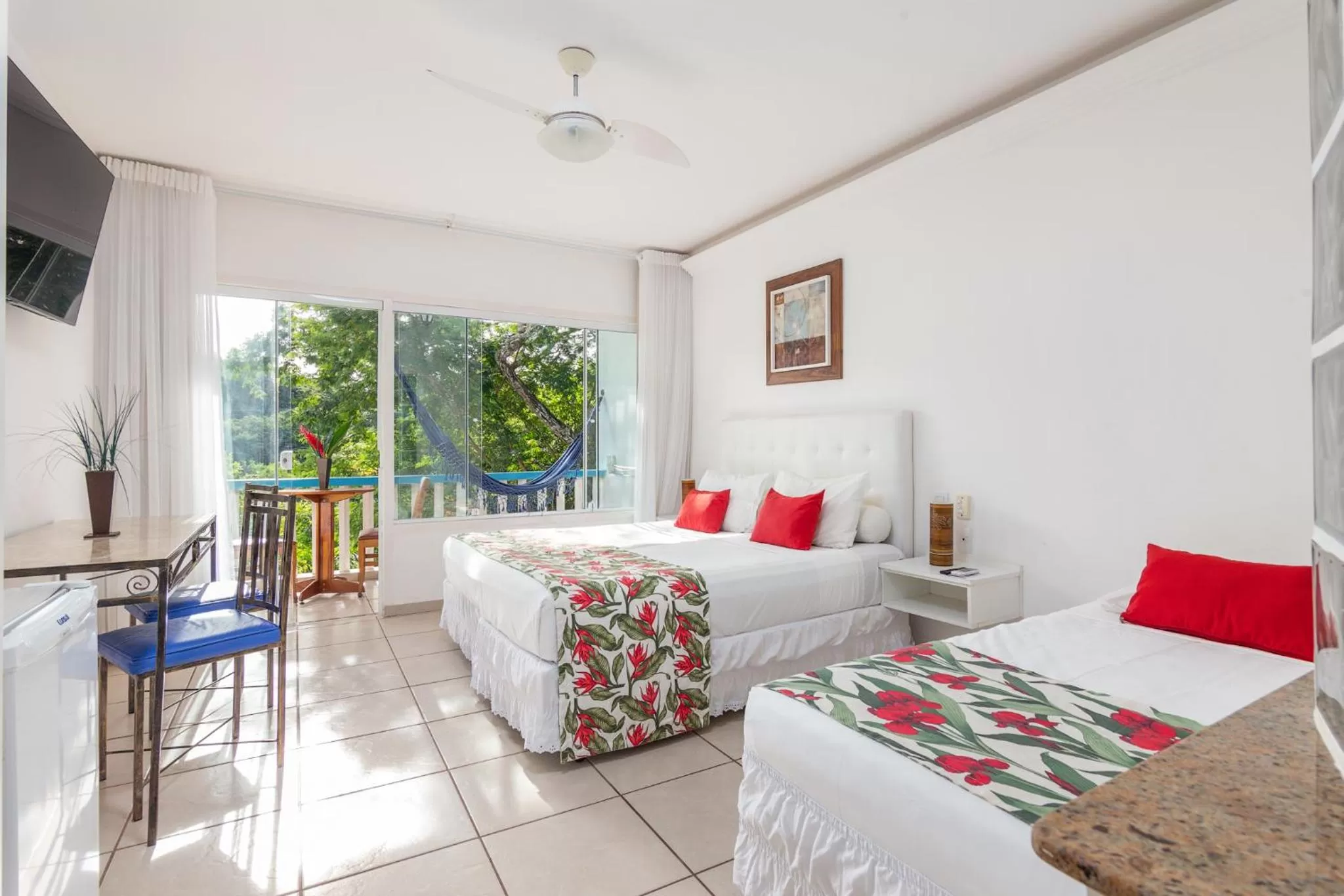 Communal lounge/ TV room, Bed in Hotel Miratlantico Búzios