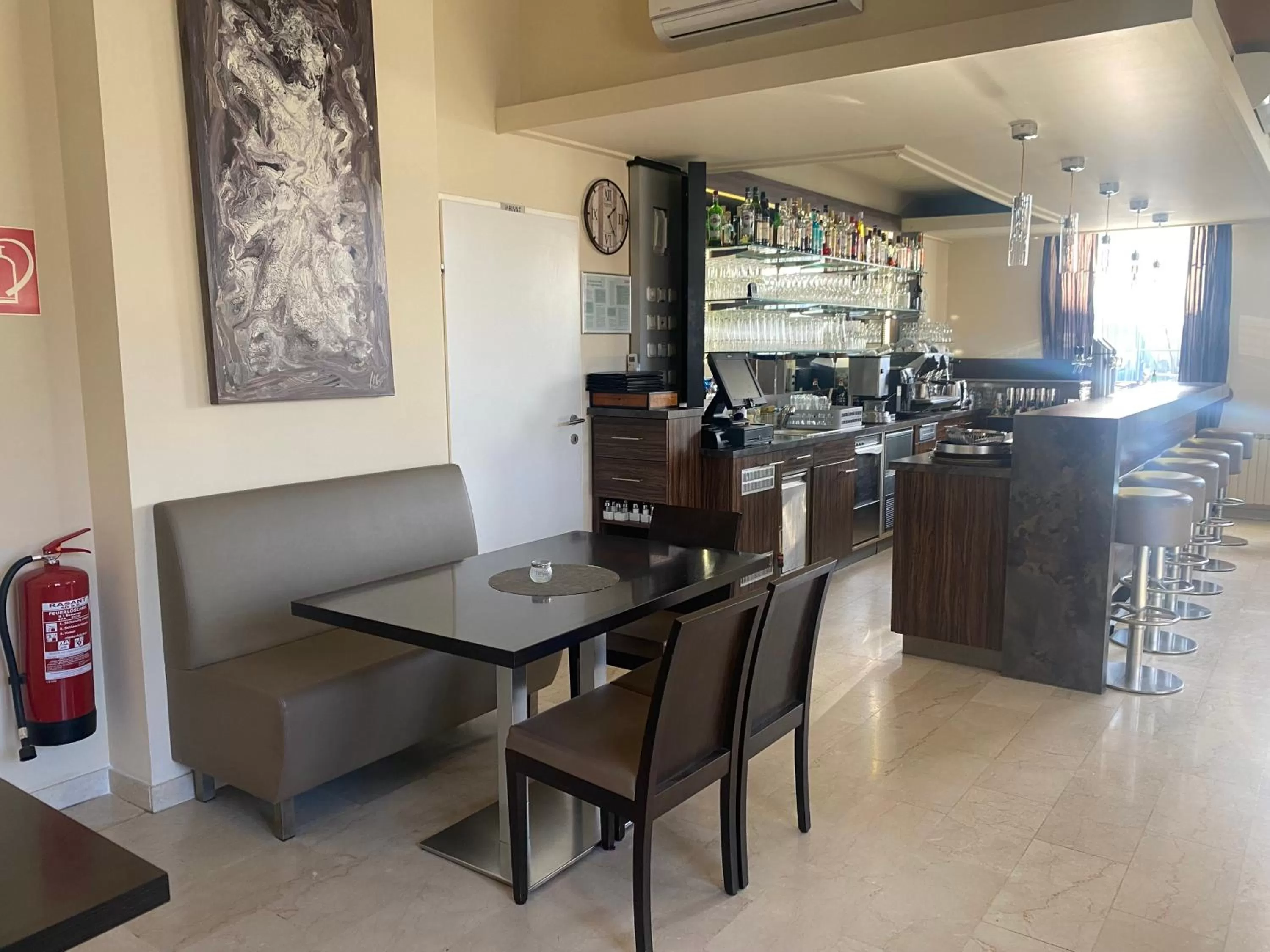 Restaurant/places to eat in Hotel Michael