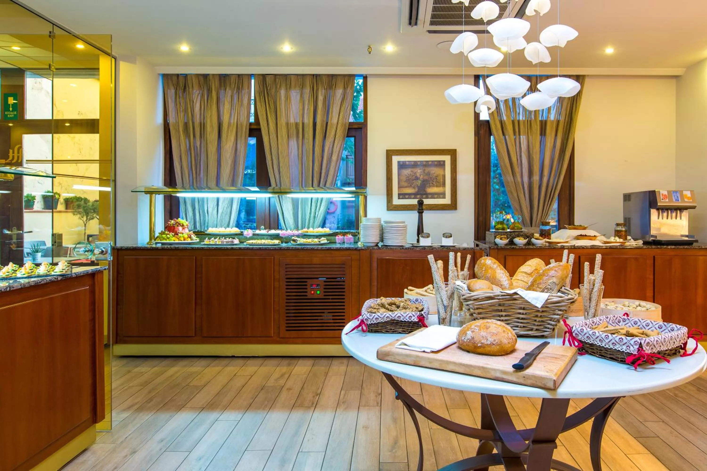 Restaurant/places to eat in Hotel Ideon