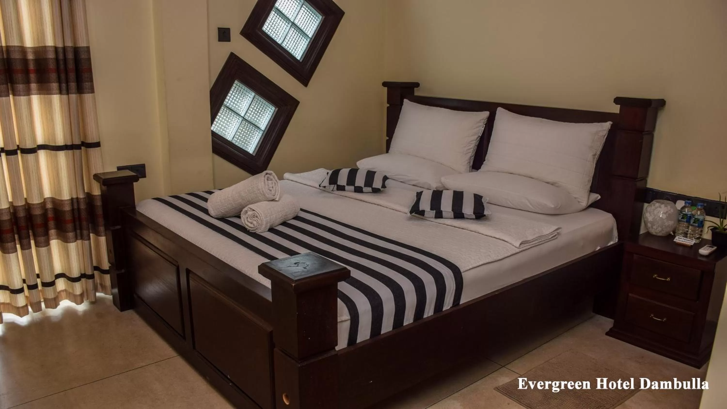 Photo of the whole room, Bed in Evergreen Hotel Dambulla