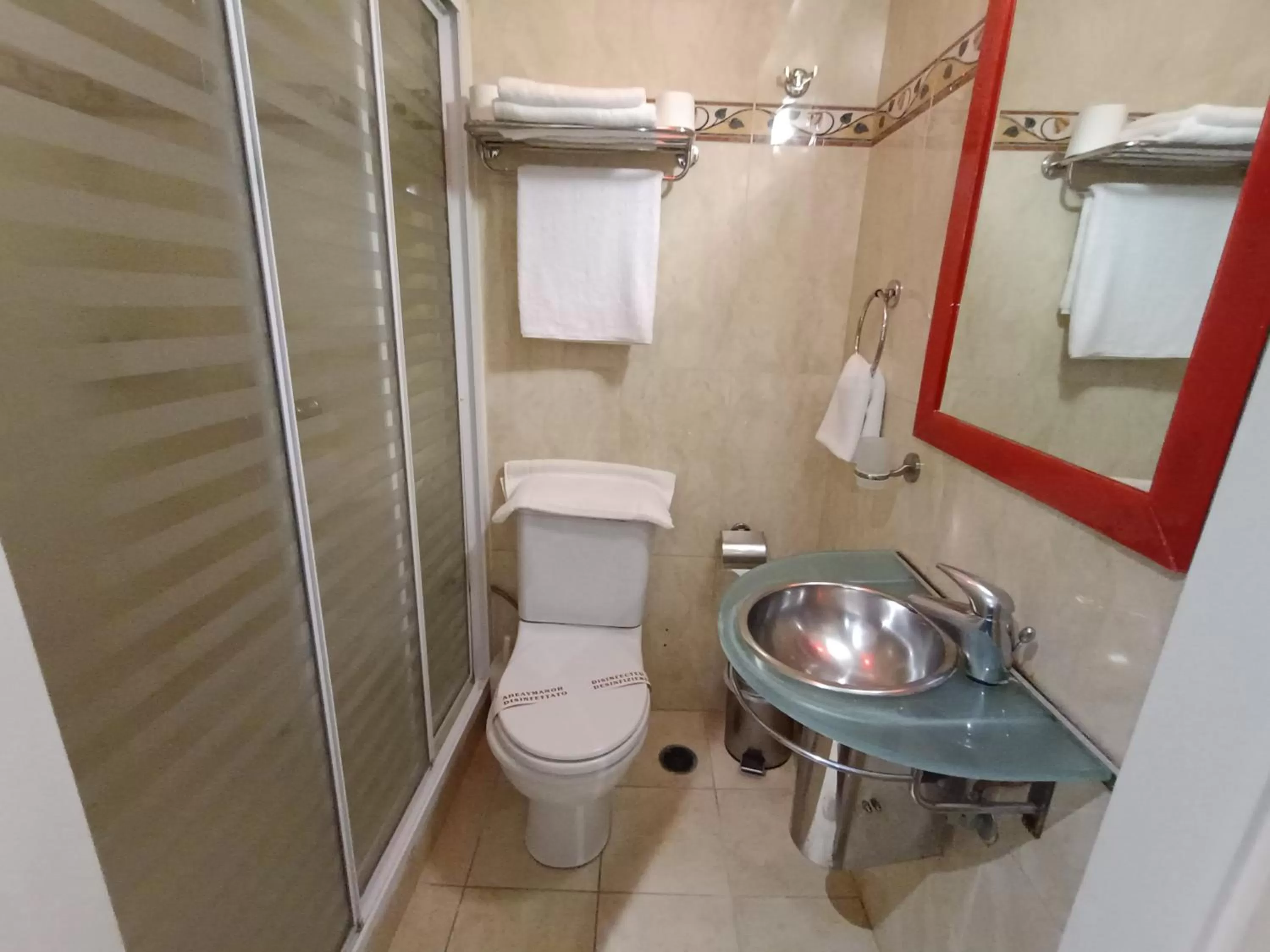 Shower in Queens Leriotis Hotel