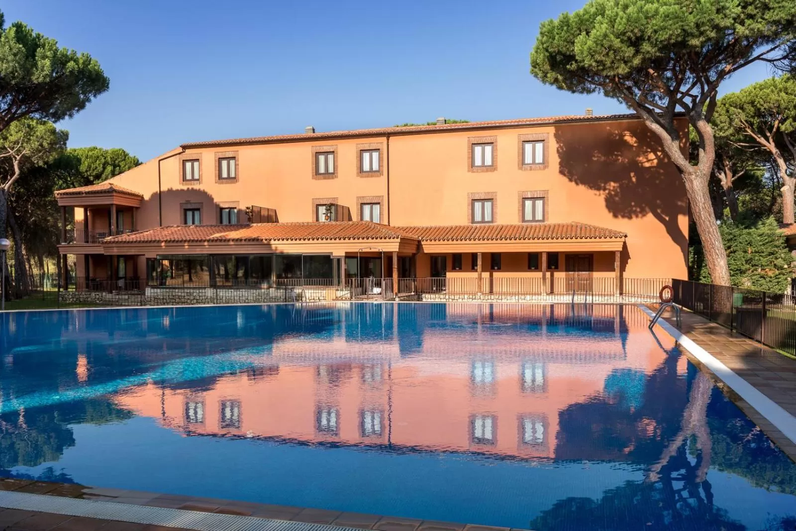 Swimming pool in Parador de Tordesillas