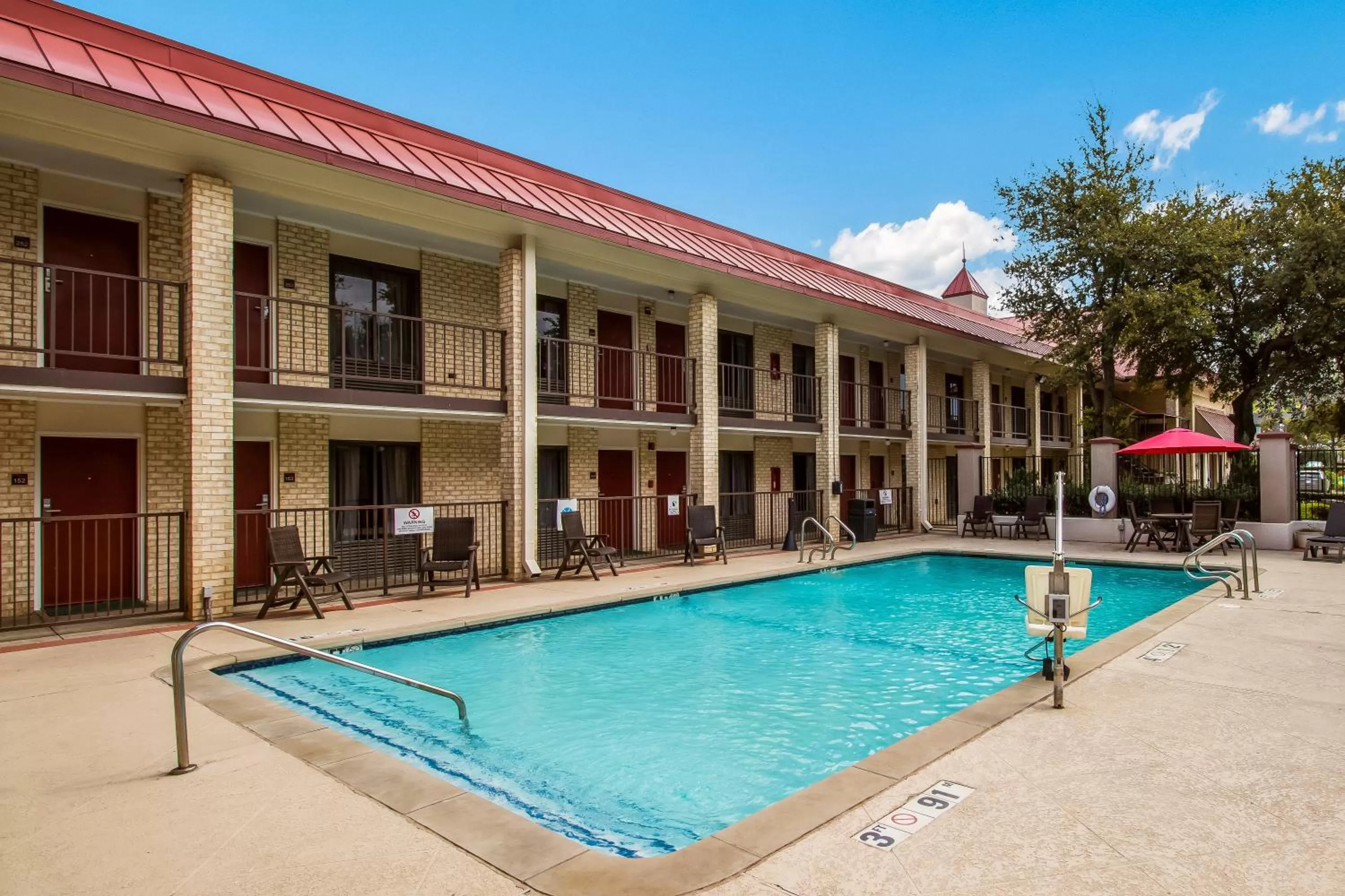 Swimming pool in Red Roof Inn PLUS+ Dallas - Addison