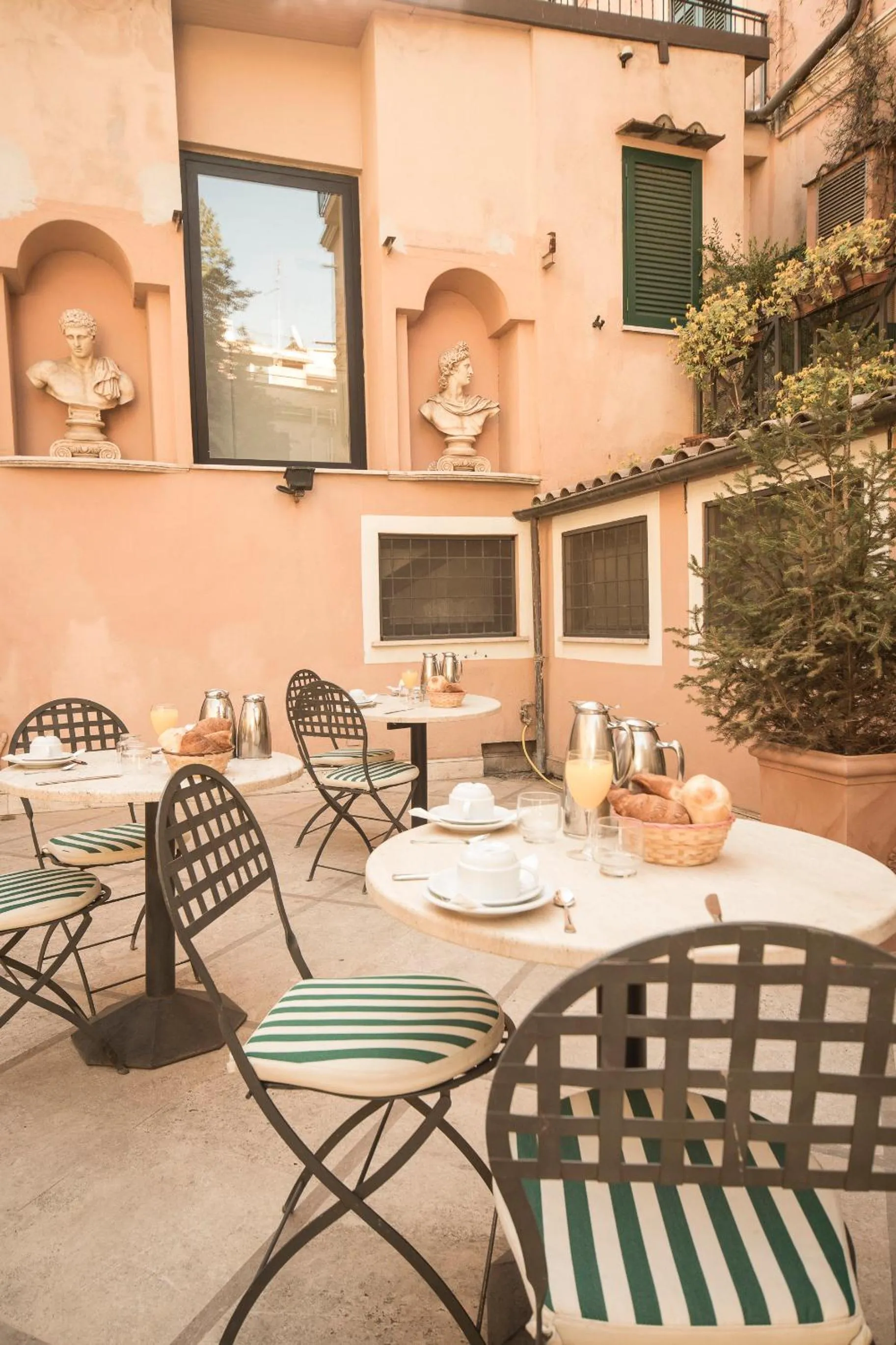 Restaurant/places to eat in Hotel Donatello