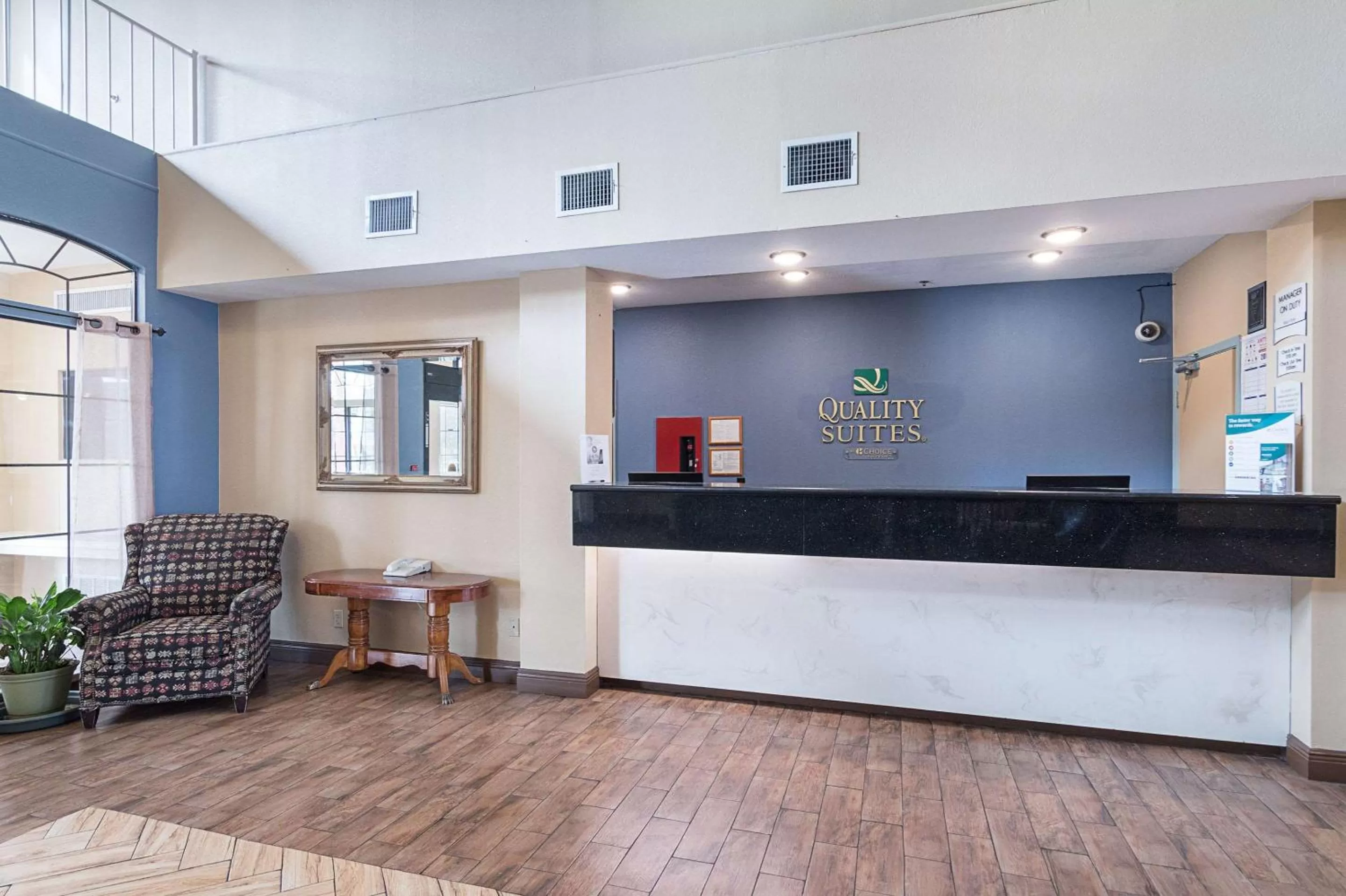 Lobby or reception in Quality Suites Temple I-35