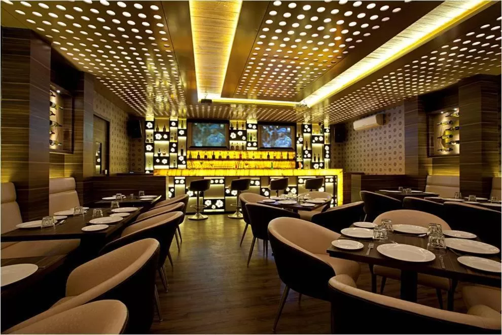 Restaurant/places to eat in Hotel Plaza