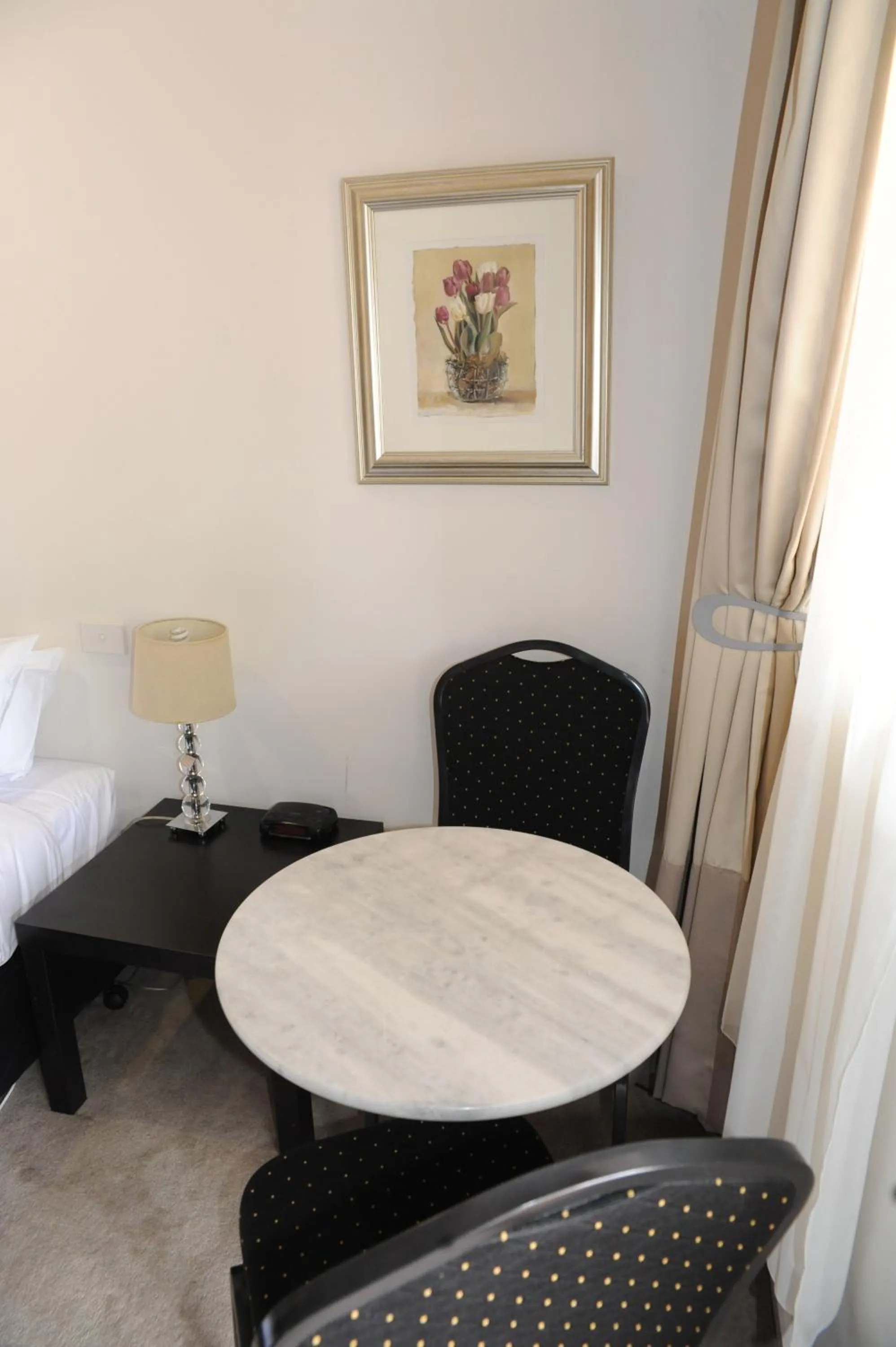 Dining area, Bed in Norwood House Motel & Receptions