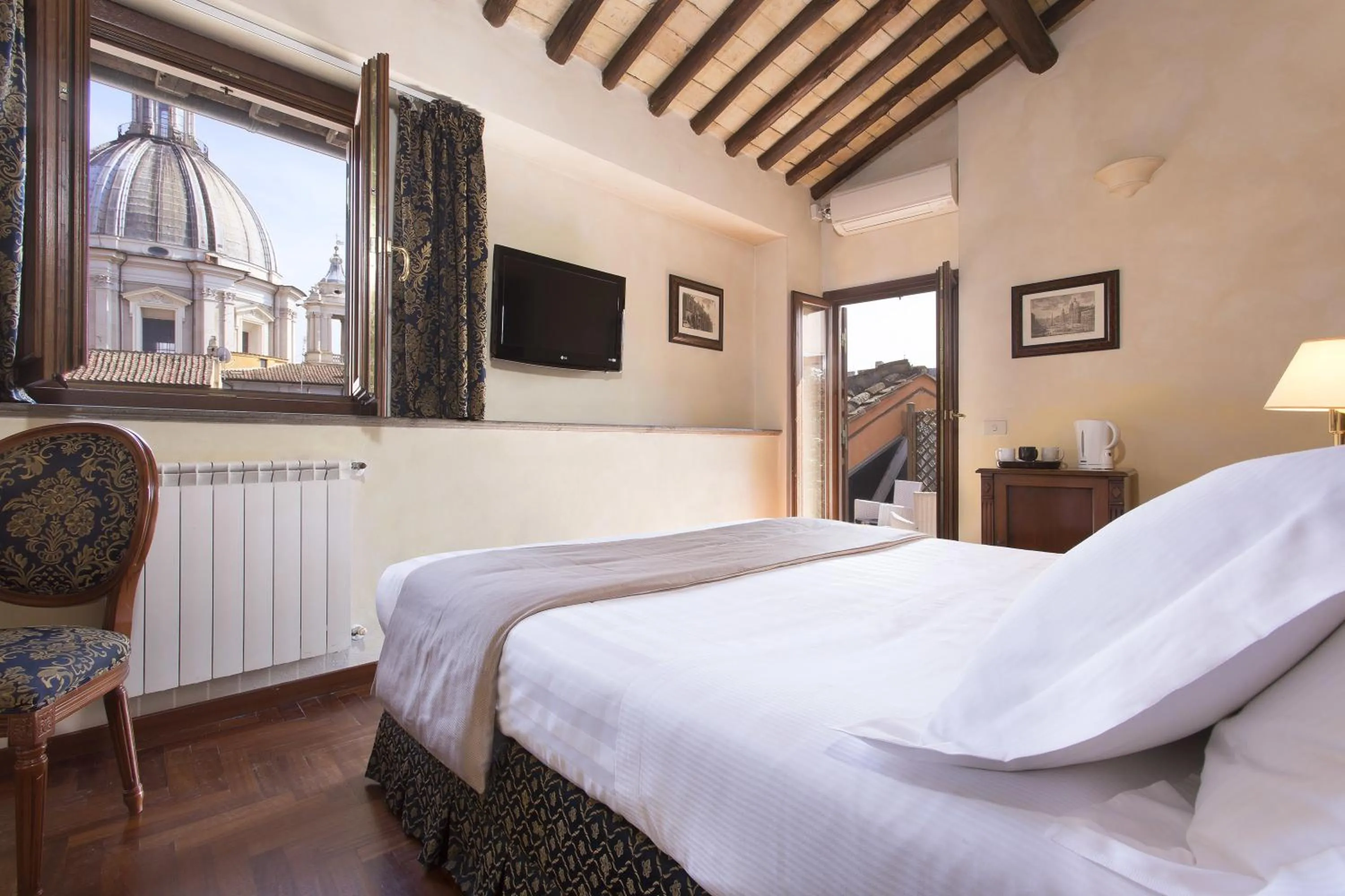 Balcony/Terrace, Bed in Hotel Teatro Pace