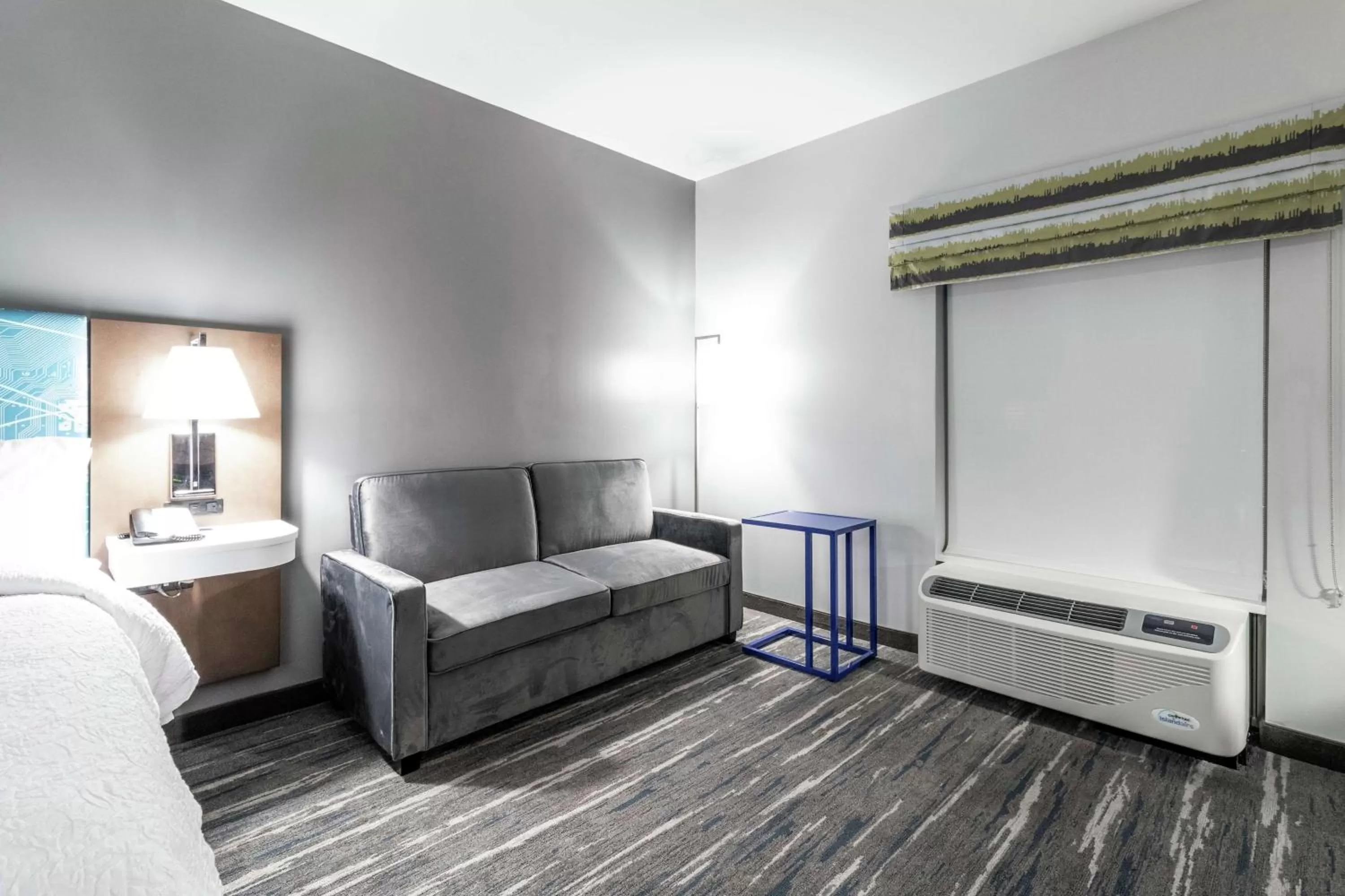 Living room, Bed in Hampton Inn Locust Grove