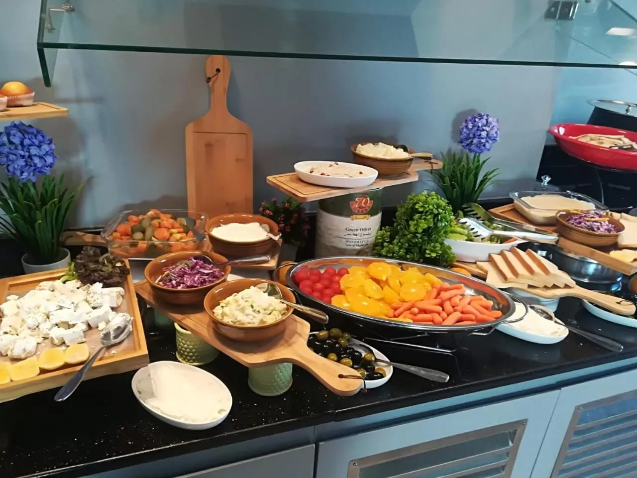 Restaurant/places to eat in Loumage S Suites and Spa