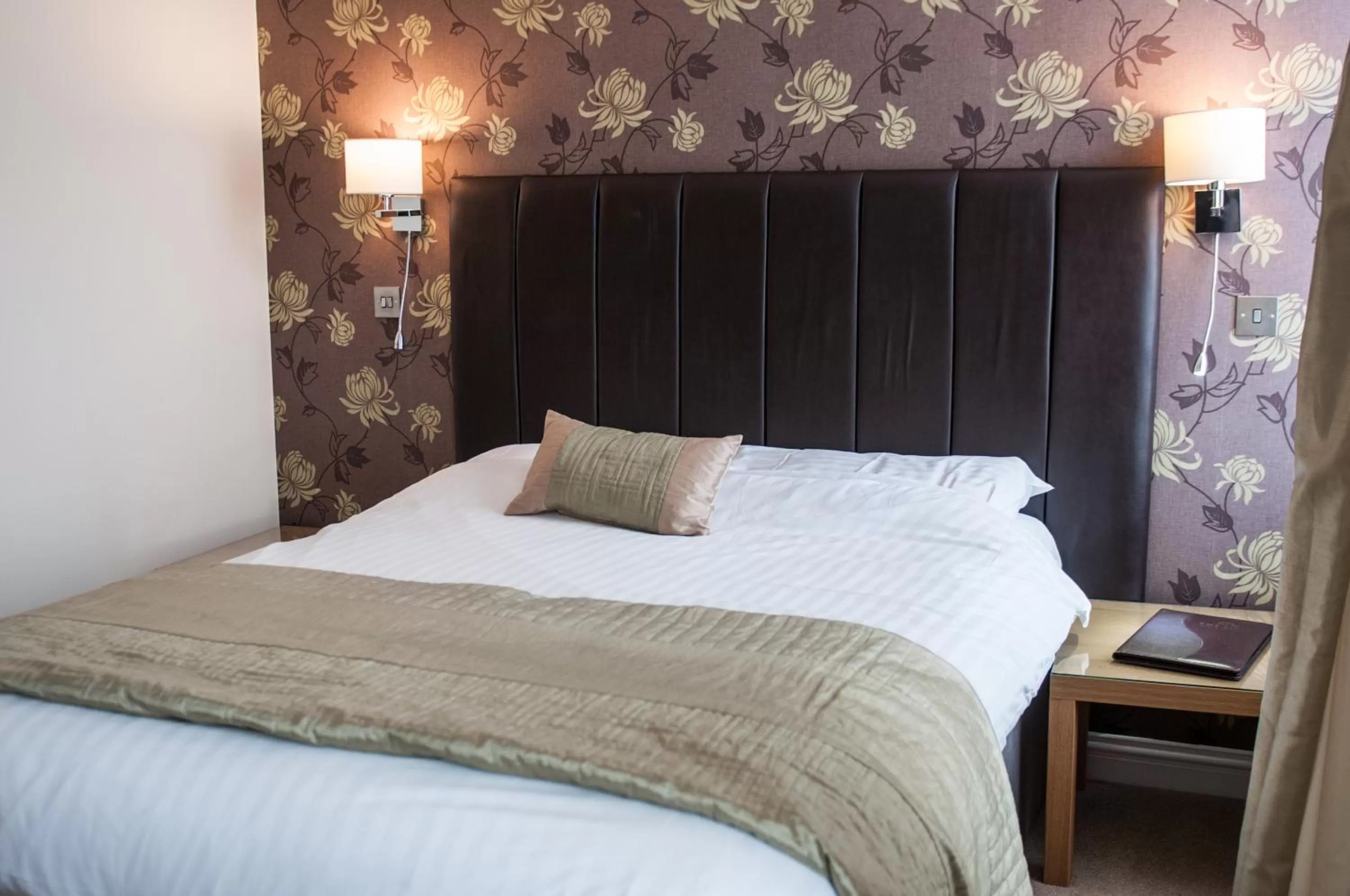 Bedroom in The Lion Hotel