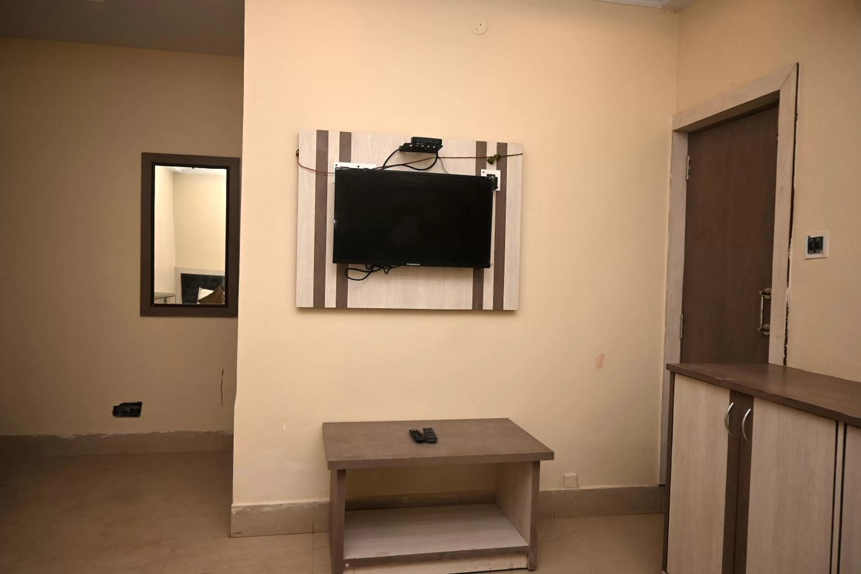 TV and multimedia, TV/Entertainment Center in Royal Sea View