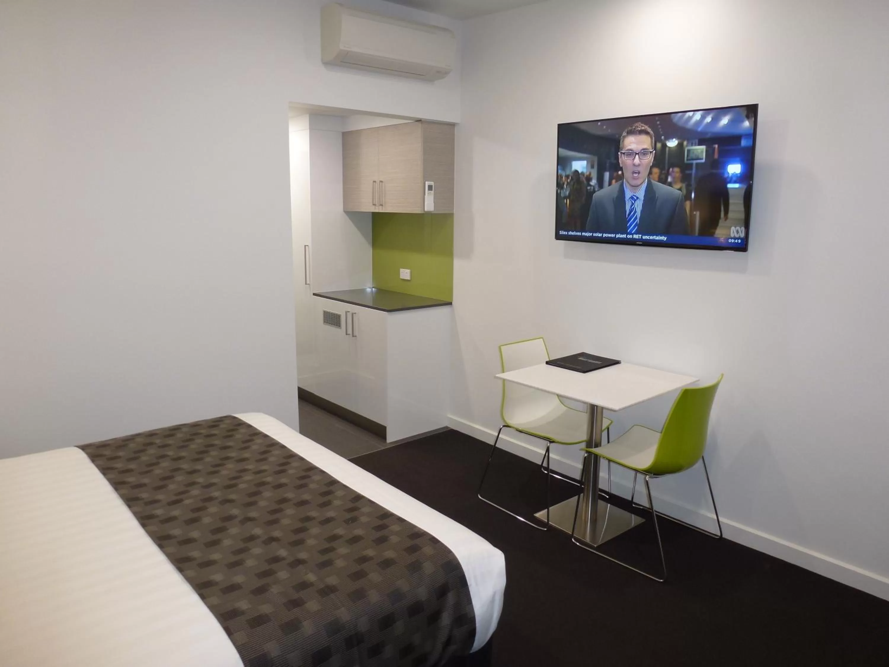 TV and multimedia, Bed in Tower Motor Inn