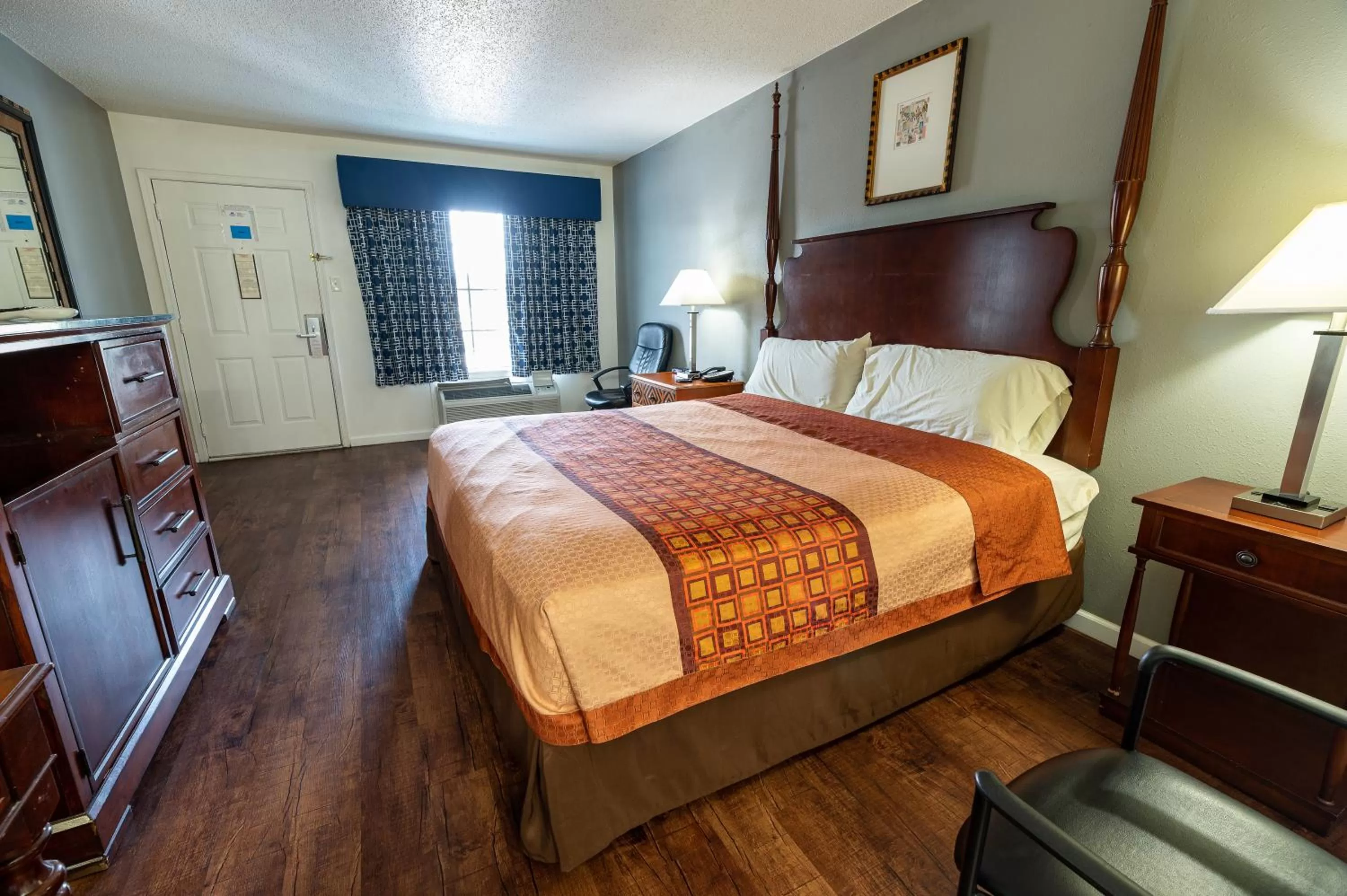 Bed in American Inn & Suites Russellville